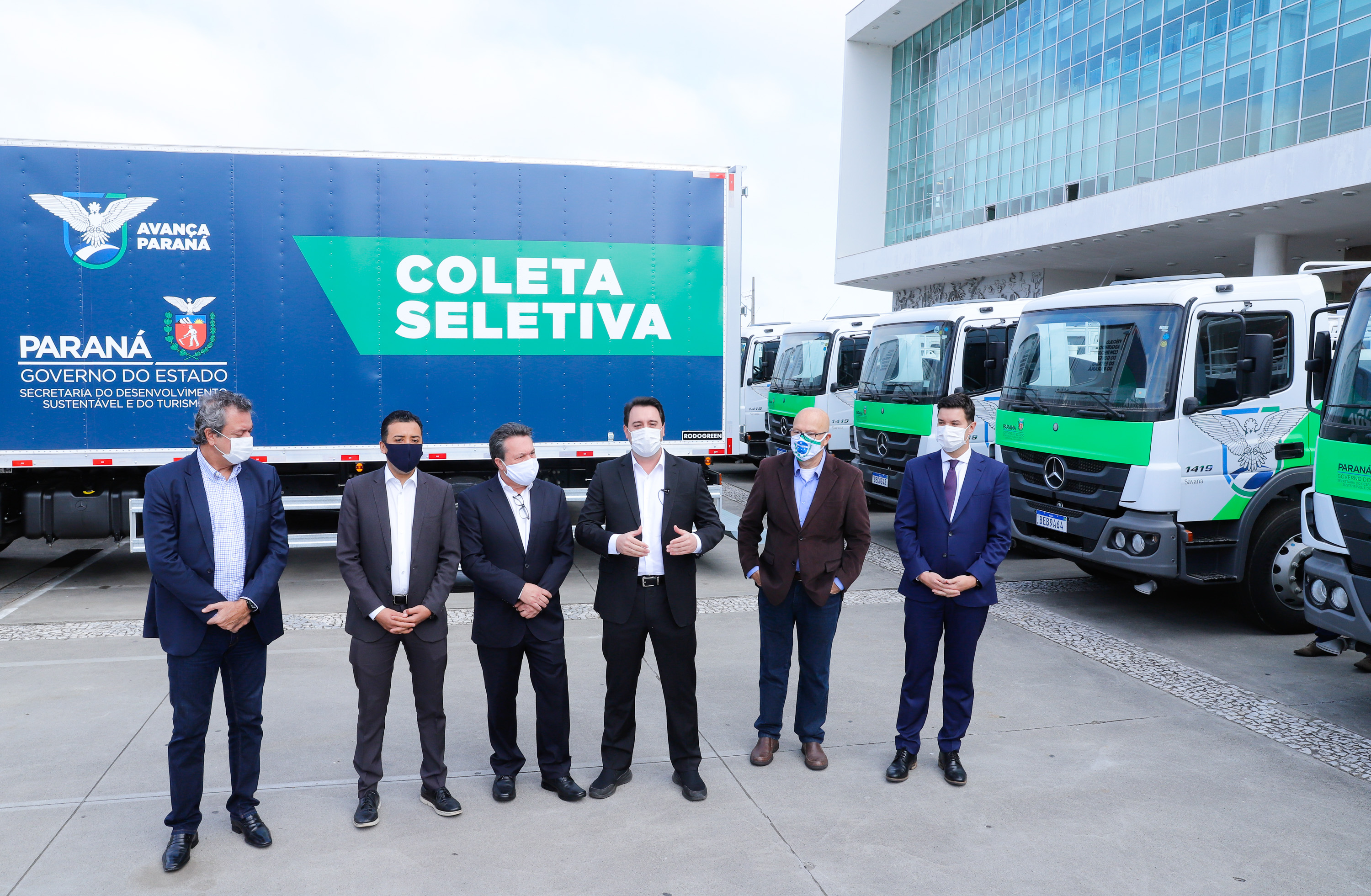 O governador Carlos Massa Ratinho Junior entregou nesta quarta-feira (12) 16 caminhões de coleta seletiva (tipo baú), 20 caminhões-pipa e 15 caminhões compactadores de lixo orgânico para 48 municípios do Paraná. O investimento total do Instituto Água e Terra (IAT), vinculado à Secretaria de Estado do Desenvolvimento Sustentável e Turismo, é de R$ 11,2 milhões.