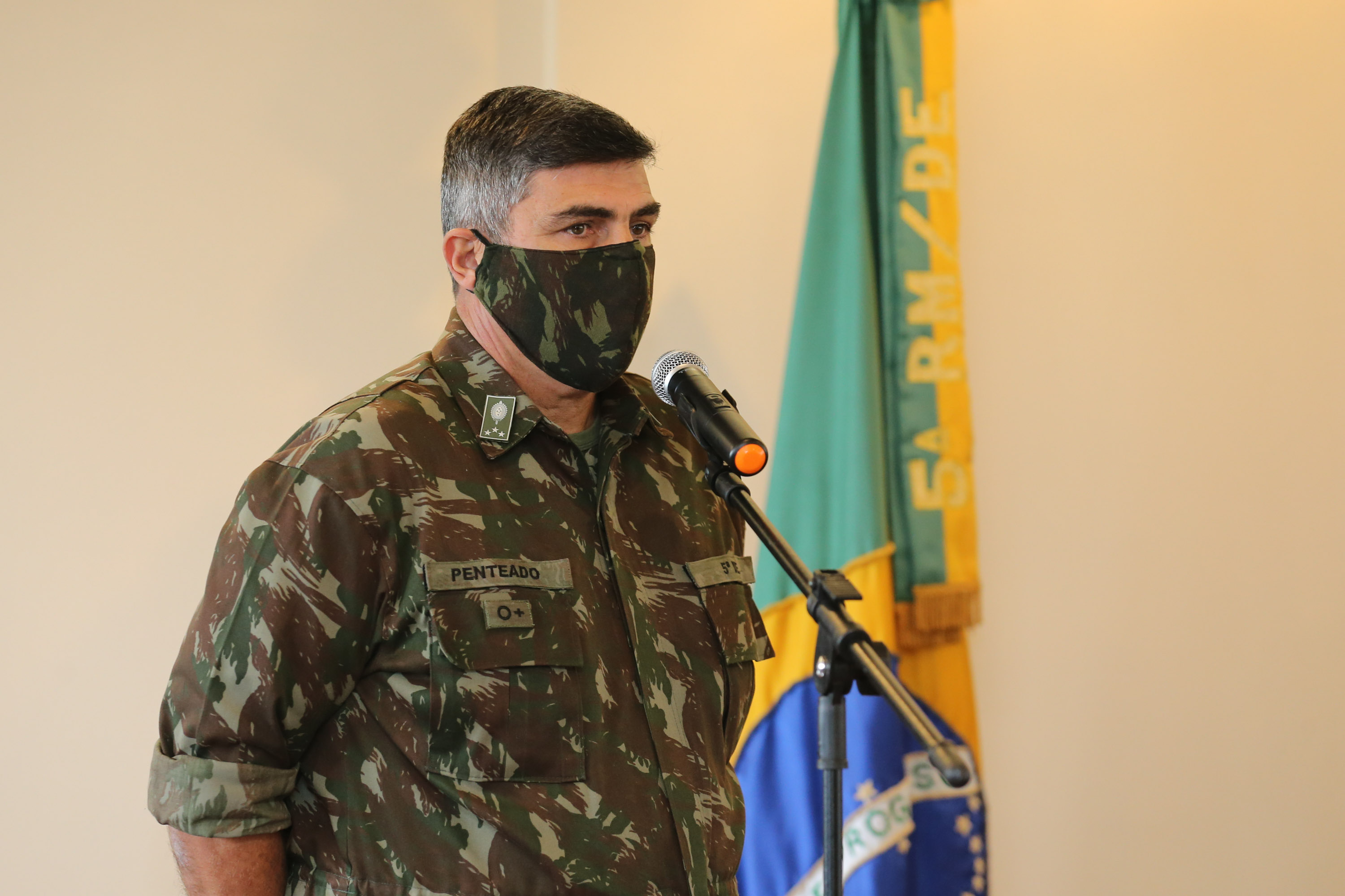 Fuzis Exercito O Governador Carlos Massa Ratinho Junior recebe nesta quinta-feira (13/08), de maneira simbolica 100 fuzis do Exercito no Forte do PInheiro em Curitiba. Acompanhado do secretário da Segurança Pública do Paraná, Romulo Marinho Soares e do Comandante-Geral da Policia Militar do Paraná, coronel Péricles de Matos. Curitiba, 13/08/2020 - Foto: Geraldo Bubniak/AEN