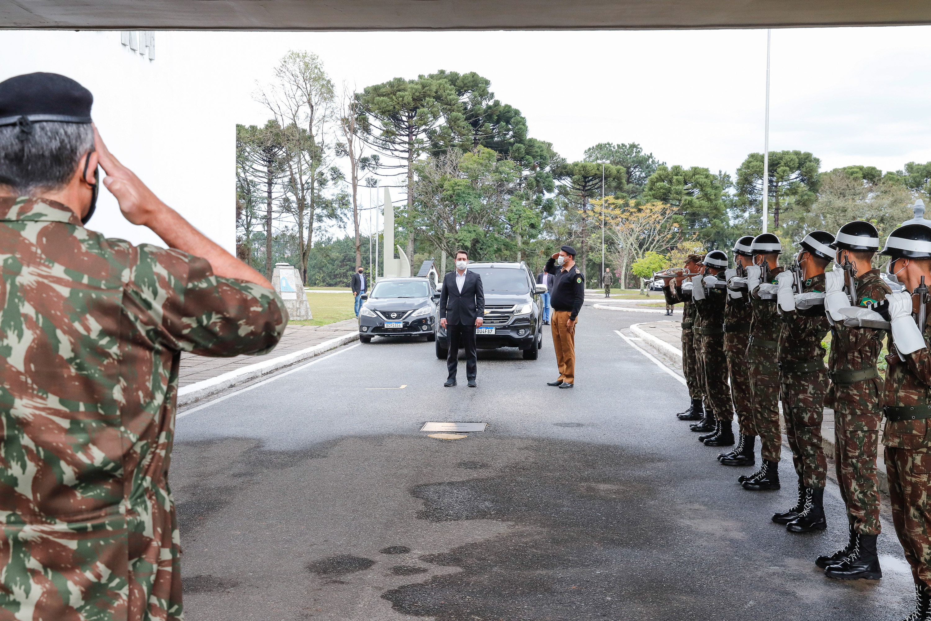 O Governo do Paraná recebeu 100 fuzis calibre 7,62 mm M964 do Exército Brasileiro. A entrega simbólica foi feita pelo general Carlos José Russo Assumpção Penteado, comandante da 5ª Divisão de Exército, ao governador Carlos Massa Ratinho Junior nesta quinta-feira (13) no Forte do Pinheirinho, em Curitiba.
