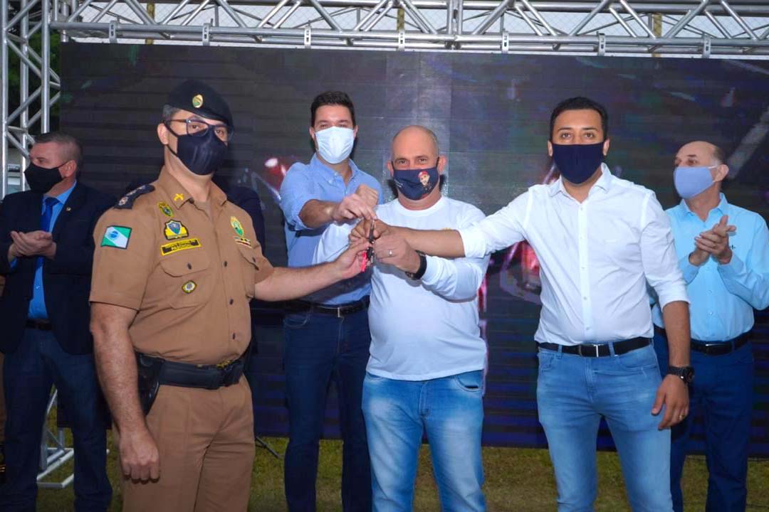 O Governo do Estado entregou nesta quinta-feira (13) mais 27 novas viaturas para unidades da Polícia Militar do 3º. Comando Regional, que atende o Noroeste do Estado. A entrega foi feita em Maringá pelo chefe da Casa Civil, Guto Silva.
Foto: Guilherme Flores/Casa Civil