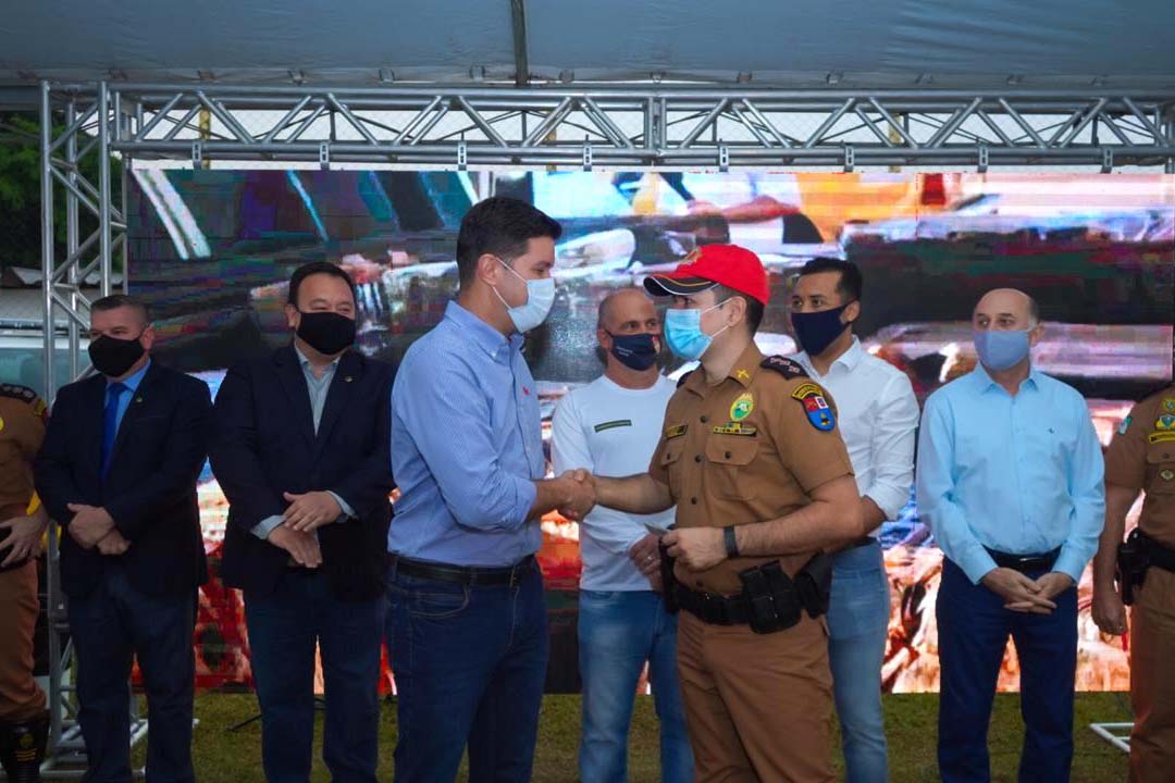 O Governo do Estado entregou nesta quinta-feira (13) mais 27 novas viaturas para unidades da Polícia Militar do 3º. Comando Regional, que atende o Noroeste do Estado. A entrega foi feita em Maringá pelo chefe da Casa Civil, Guto Silva.
Foto: Guilherme Flores/Casa Civil