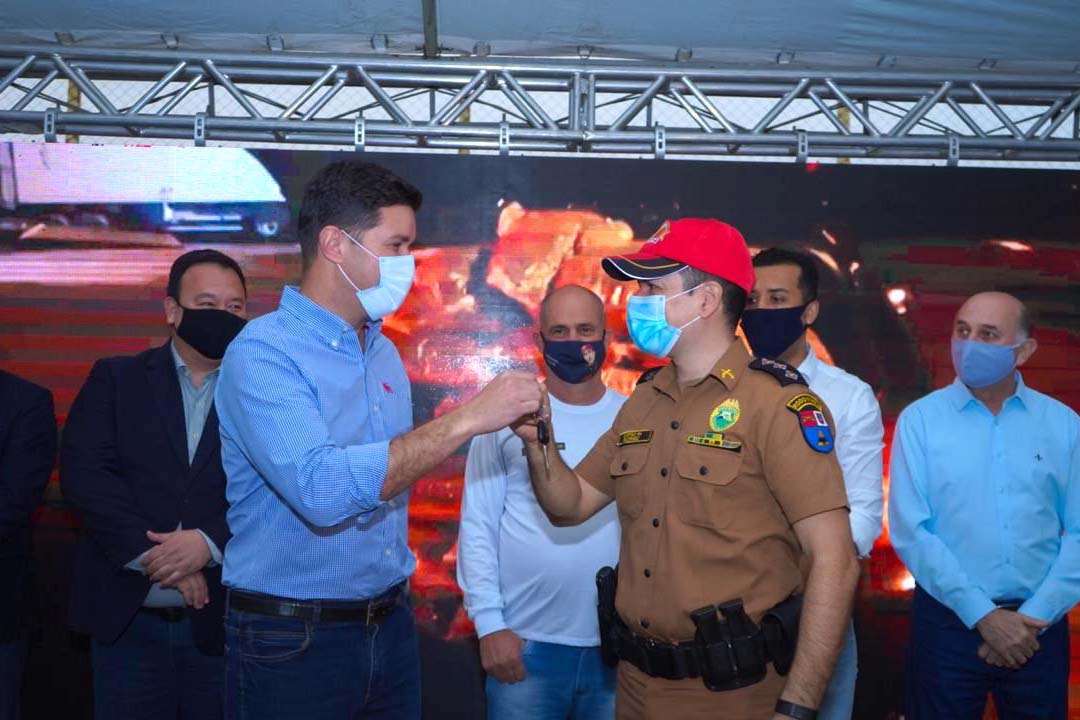 O Governo do Estado entregou nesta quinta-feira (13) mais 27 novas viaturas para unidades da Polícia Militar do 3º. Comando Regional, que atende o Noroeste do Estado. A entrega foi feita em Maringá pelo chefe da Casa Civil, Guto Silva.
Foto: Guilherme Flores/Casa Civil