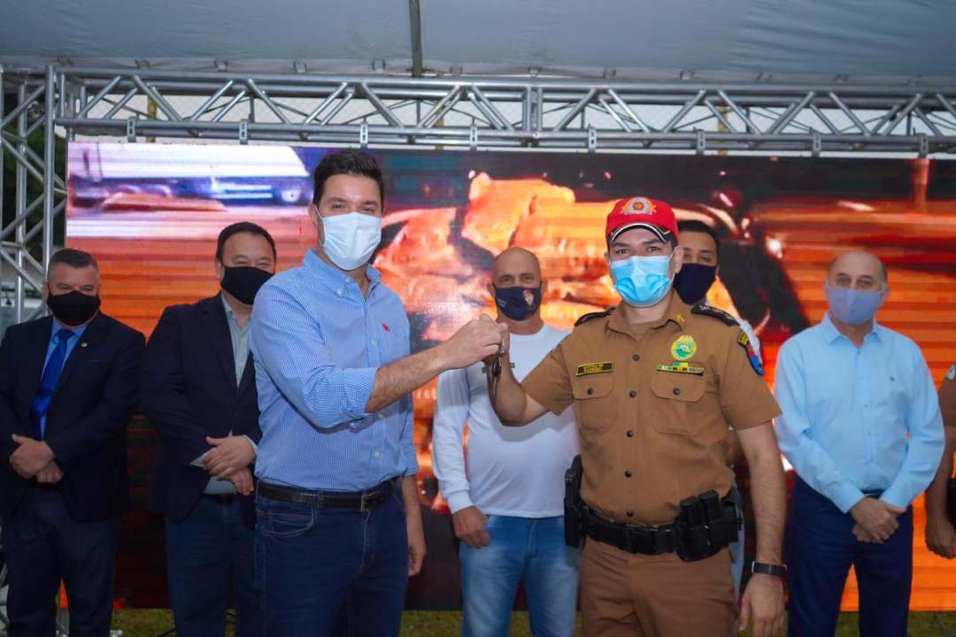 O Governo do Estado entregou nesta quinta-feira (13) mais 27 novas viaturas para unidades da Polícia Militar do 3º. Comando Regional, que atende o Noroeste do Estado. A entrega foi feita em Maringá pelo chefe da Casa Civil, Guto Silva.
Foto: Guilherme Flores/Casa Civil