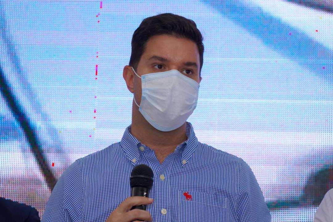 O Governo do Estado entregou nesta quinta-feira (13) mais 27 novas viaturas para unidades da Polícia Militar do 3º. Comando Regional, que atende o Noroeste do Estado. A entrega foi feita em Maringá pelo chefe da Casa Civil, Guto Silva.
Foto: Guilherme Flores/Casa Civil