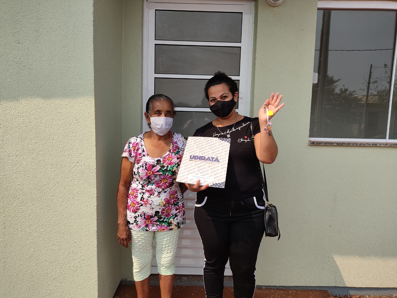 Dez famílias carentes do distrito de Yolanda, em Ubiratã, na região centro-oeste do Paraná, receberam nesta sexta-feira (14) as chaves de novas casas populares construídas na localidade. A obra recebeu R$ 1,3 milhão de investimento da Itaipu Binacional, valor utilizado para custear integralmente o os imóveis ao público beneficiado. (Fotos: Cohapar)