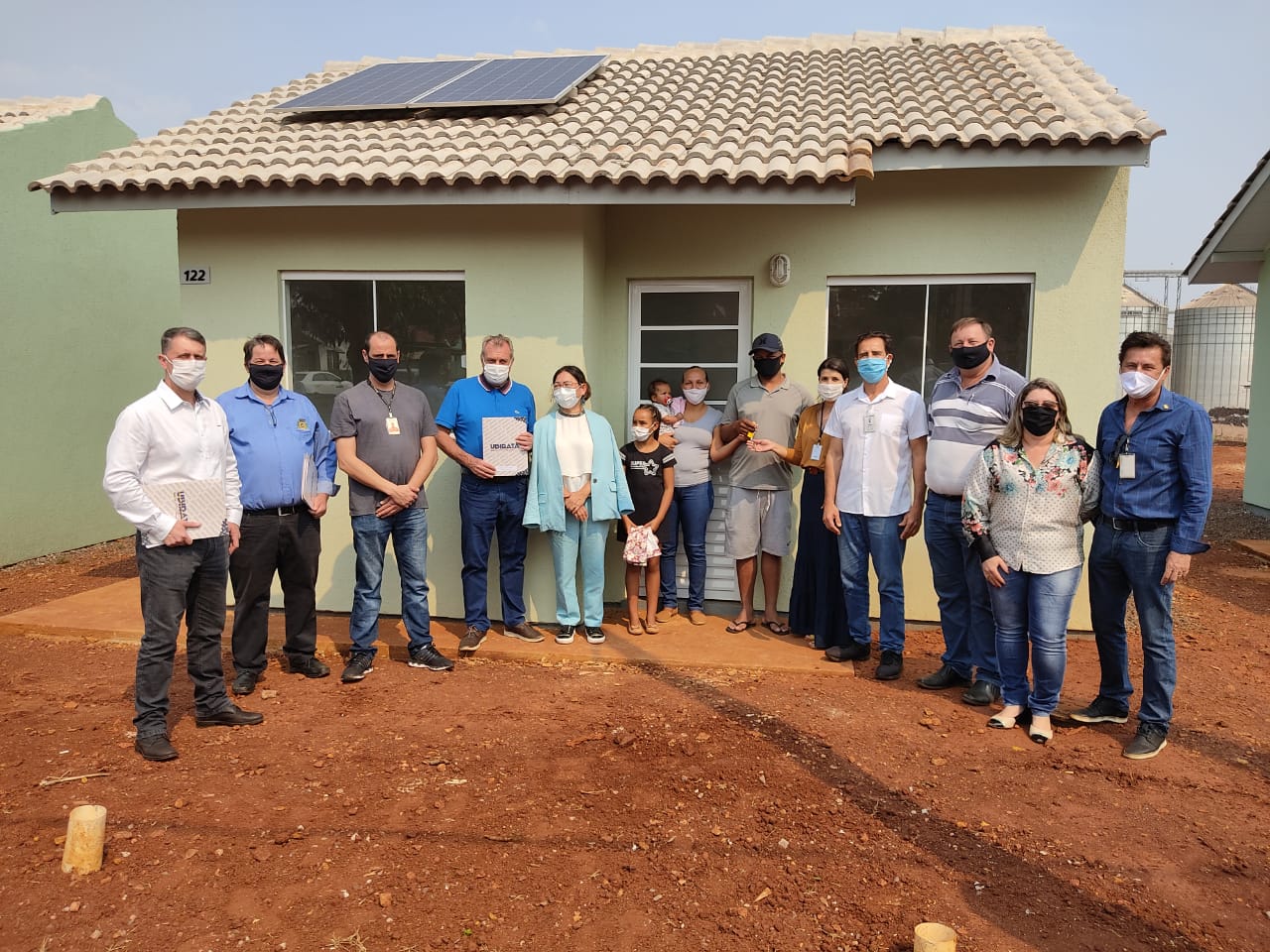 Dez famílias carentes do distrito de Yolanda, em Ubiratã, na região centro-oeste do Paraná, receberam nesta sexta-feira (14) as chaves de novas casas populares construídas na localidade. A obra recebeu R$ 1,3 milhão de investimento da Itaipu Binacional, valor utilizado para custear integralmente o os imóveis ao público beneficiado. (Fotos: Cohapar)