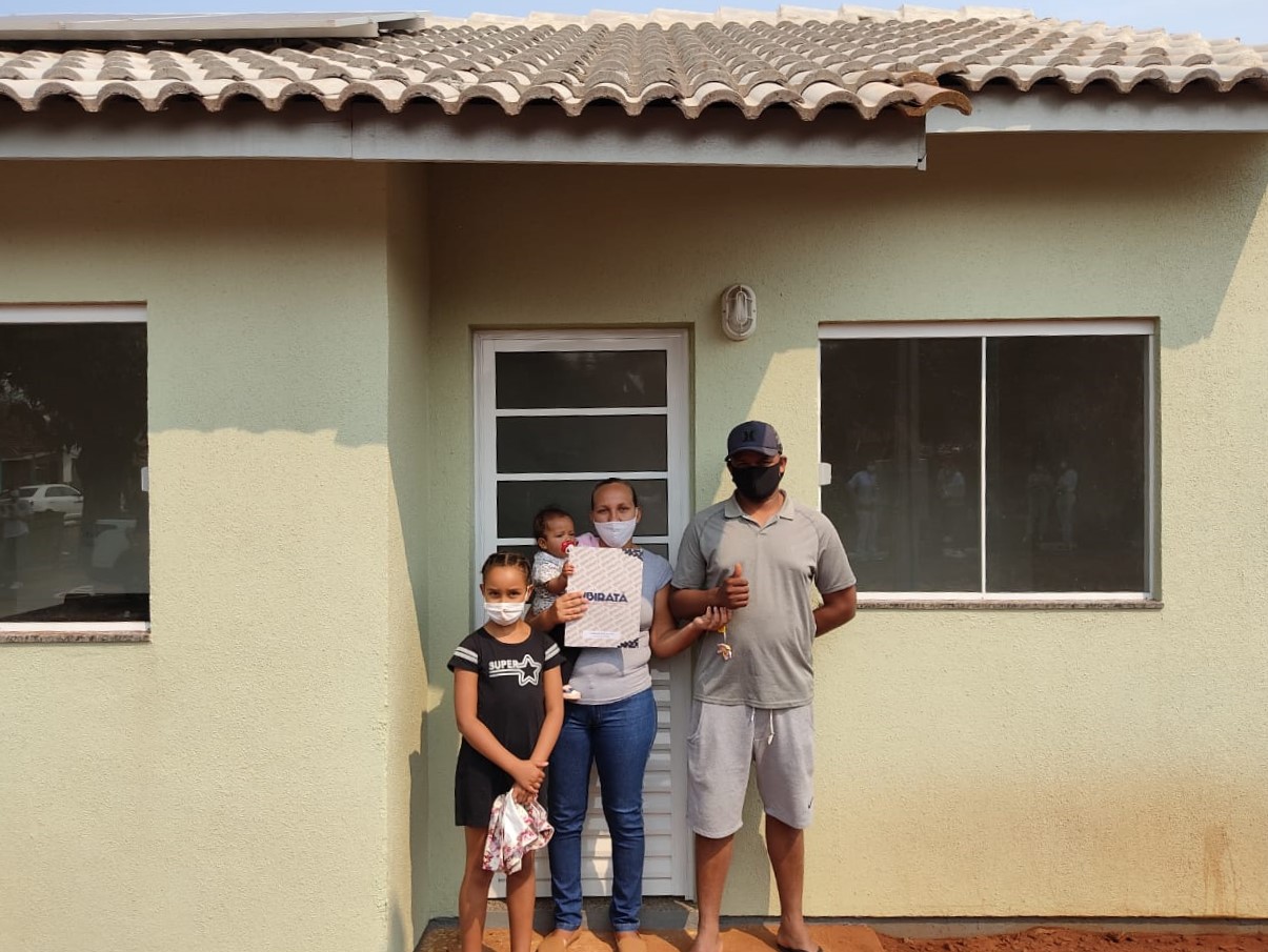 Dez famílias carentes do distrito de Yolanda, em Ubiratã, na região centro-oeste do Paraná, receberam nesta sexta-feira (14) as chaves de novas casas populares construídas na localidade. A obra recebeu R$ 1,3 milhão de investimento da Itaipu Binacional, valor utilizado para custear integralmente o os imóveis ao público beneficiado. (Fotos: Cohapar)