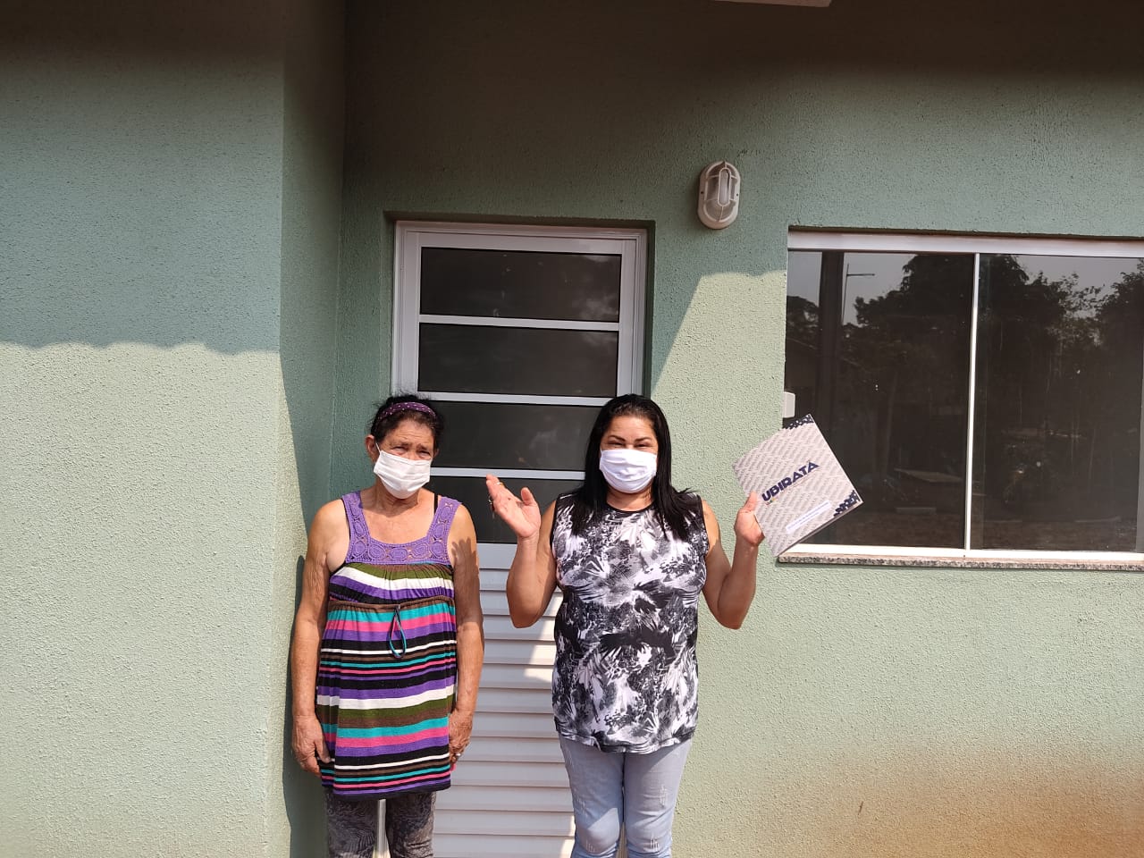 Dez famílias carentes do distrito de Yolanda, em Ubiratã, na região centro-oeste do Paraná, receberam nesta sexta-feira (14) as chaves de novas casas populares construídas na localidade. A obra recebeu R$ 1,3 milhão de investimento da Itaipu Binacional, valor utilizado para custear integralmente o os imóveis ao público beneficiado. (Fotos: Cohapar)