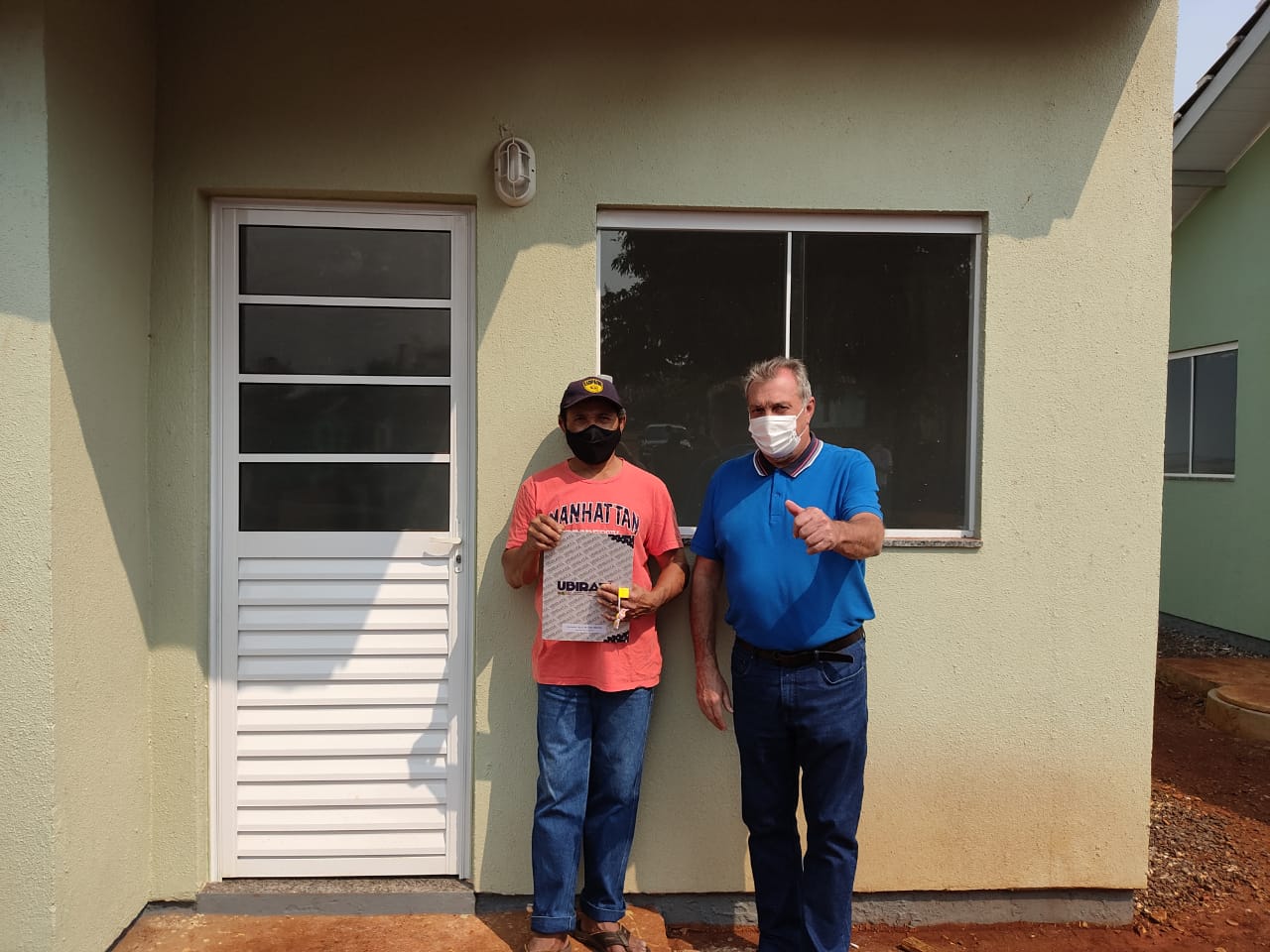 Dez famílias carentes do distrito de Yolanda, em Ubiratã, na região centro-oeste do Paraná, receberam nesta sexta-feira (14) as chaves de novas casas populares construídas na localidade. A obra recebeu R$ 1,3 milhão de investimento da Itaipu Binacional, valor utilizado para custear integralmente o os imóveis ao público beneficiado. (Fotos: Cohapar)