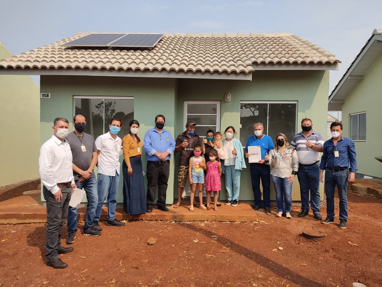 Dez famílias carentes do distrito de Yolanda, em Ubiratã, na região centro-oeste do Paraná, receberam nesta sexta-feira (14) as chaves de novas casas populares construídas na localidade. A obra recebeu R$ 1,3 milhão de investimento da Itaipu Binacional, valor utilizado para custear integralmente o os imóveis ao público beneficiado. (Fotos: Cohapar)