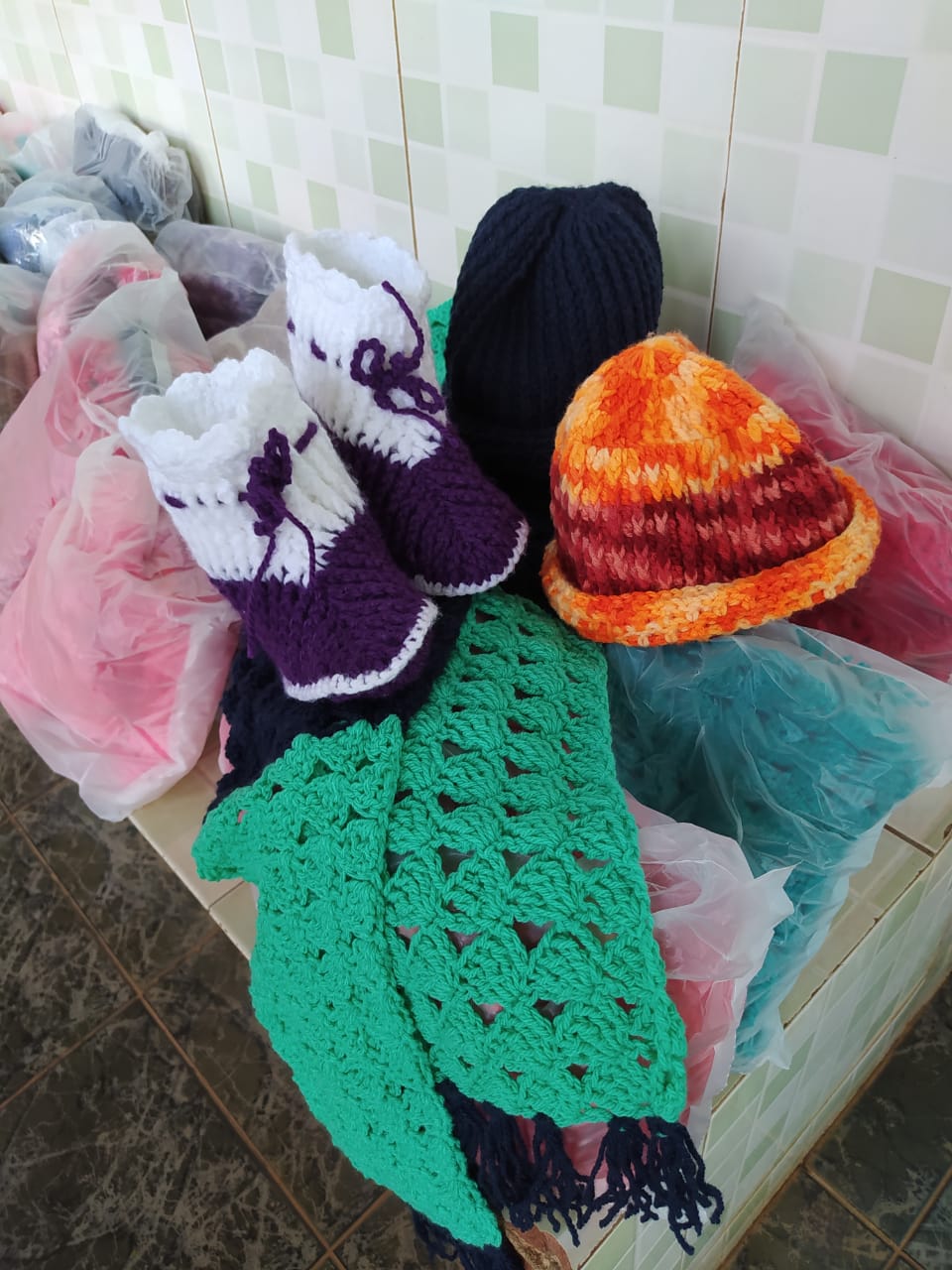 Presos custodiados na Cadeia Pública de Andirá, no Norte Pioneiro, produziram peças em lã que foram doadas ao lar de idosos da cidade. Além de proteger os idosos do frio, o projeto realizado em parceria com o Conselho da Comunidade teve como objetivo envolver os detentos em atividades que trouxessem algum retorno social, além da redução da pena por meio do trabalho. Foto:Depen