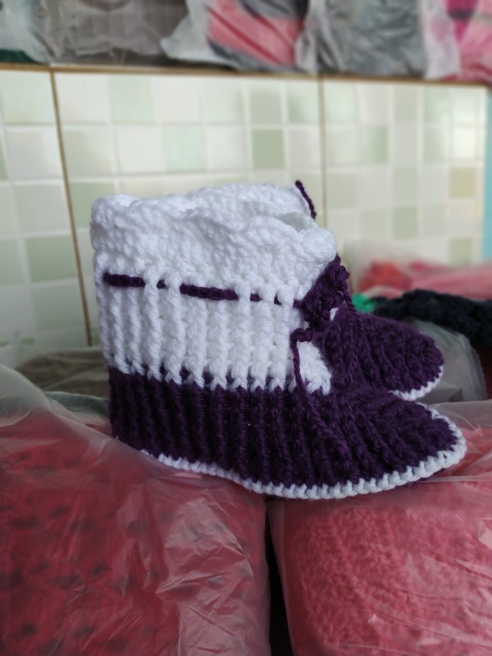 Presos custodiados na Cadeia Pública de Andirá, no Norte Pioneiro, produziram peças em lã que foram doadas ao lar de idosos da cidade. Além de proteger os idosos do frio, o projeto realizado em parceria com o Conselho da Comunidade teve como objetivo envolver os detentos em atividades que trouxessem algum retorno social, além da redução da pena por meio do trabalho. Foto:Depen