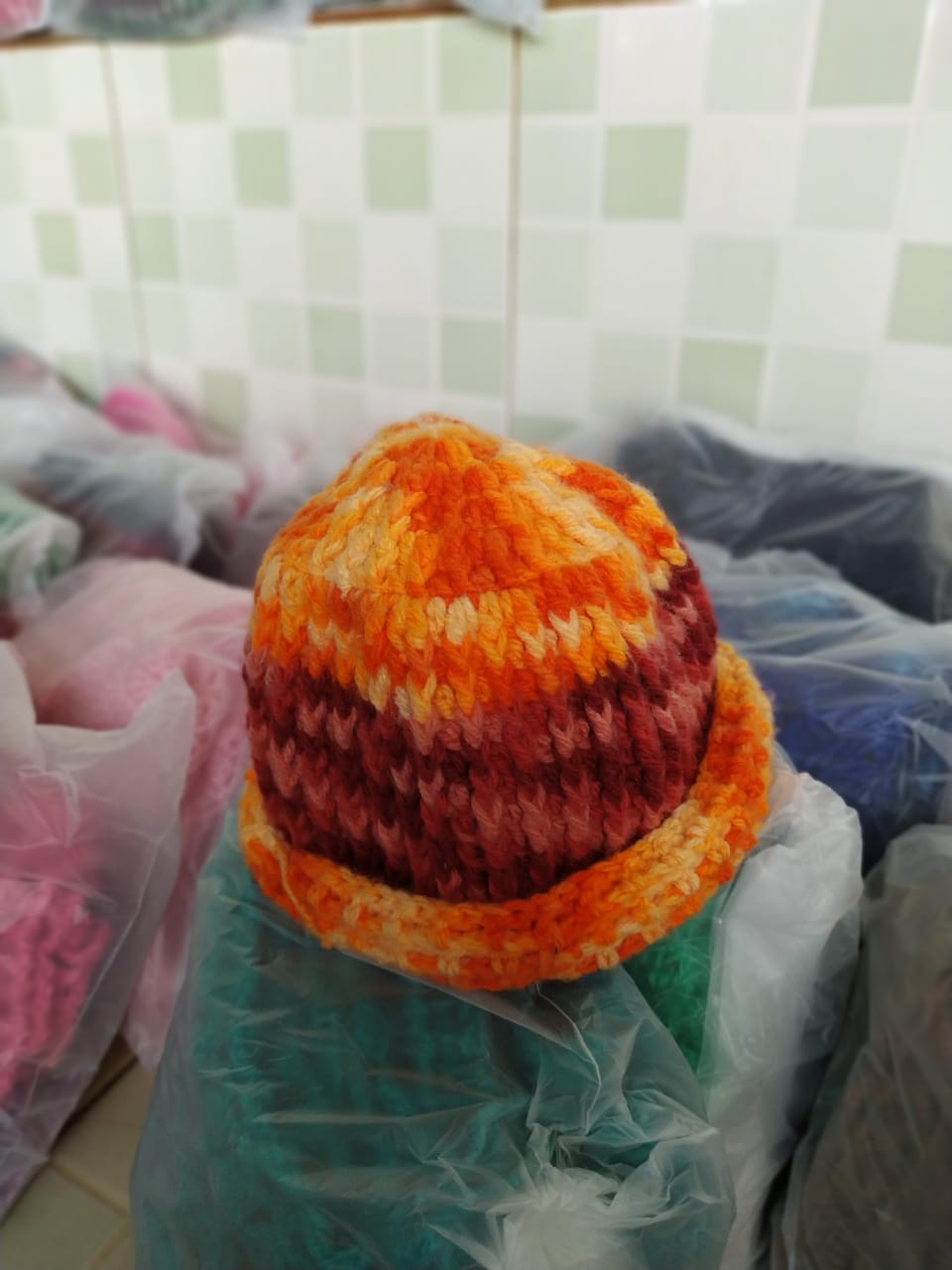 Presos custodiados na Cadeia Pública de Andirá, no Norte Pioneiro, produziram peças em lã que foram doadas ao lar de idosos da cidade. Além de proteger os idosos do frio, o projeto realizado em parceria com o Conselho da Comunidade teve como objetivo envolver os detentos em atividades que trouxessem algum retorno social, além da redução da pena por meio do trabalho. Foto:Depen