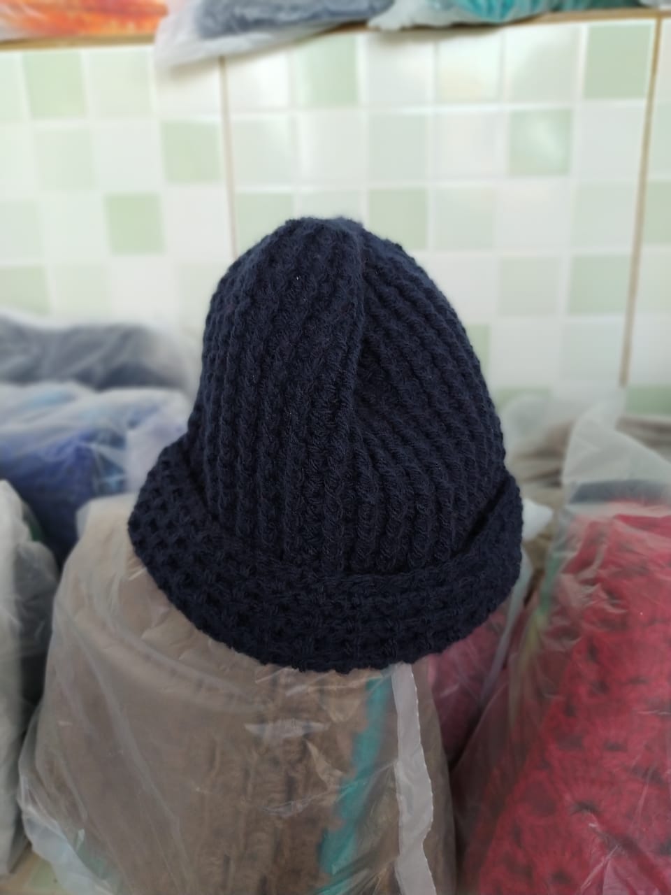 Presos custodiados na Cadeia Pública de Andirá, no Norte Pioneiro, produziram peças em lã que foram doadas ao lar de idosos da cidade. Além de proteger os idosos do frio, o projeto realizado em parceria com o Conselho da Comunidade teve como objetivo envolver os detentos em atividades que trouxessem algum retorno social, além da redução da pena por meio do trabalho. Foto:Depen