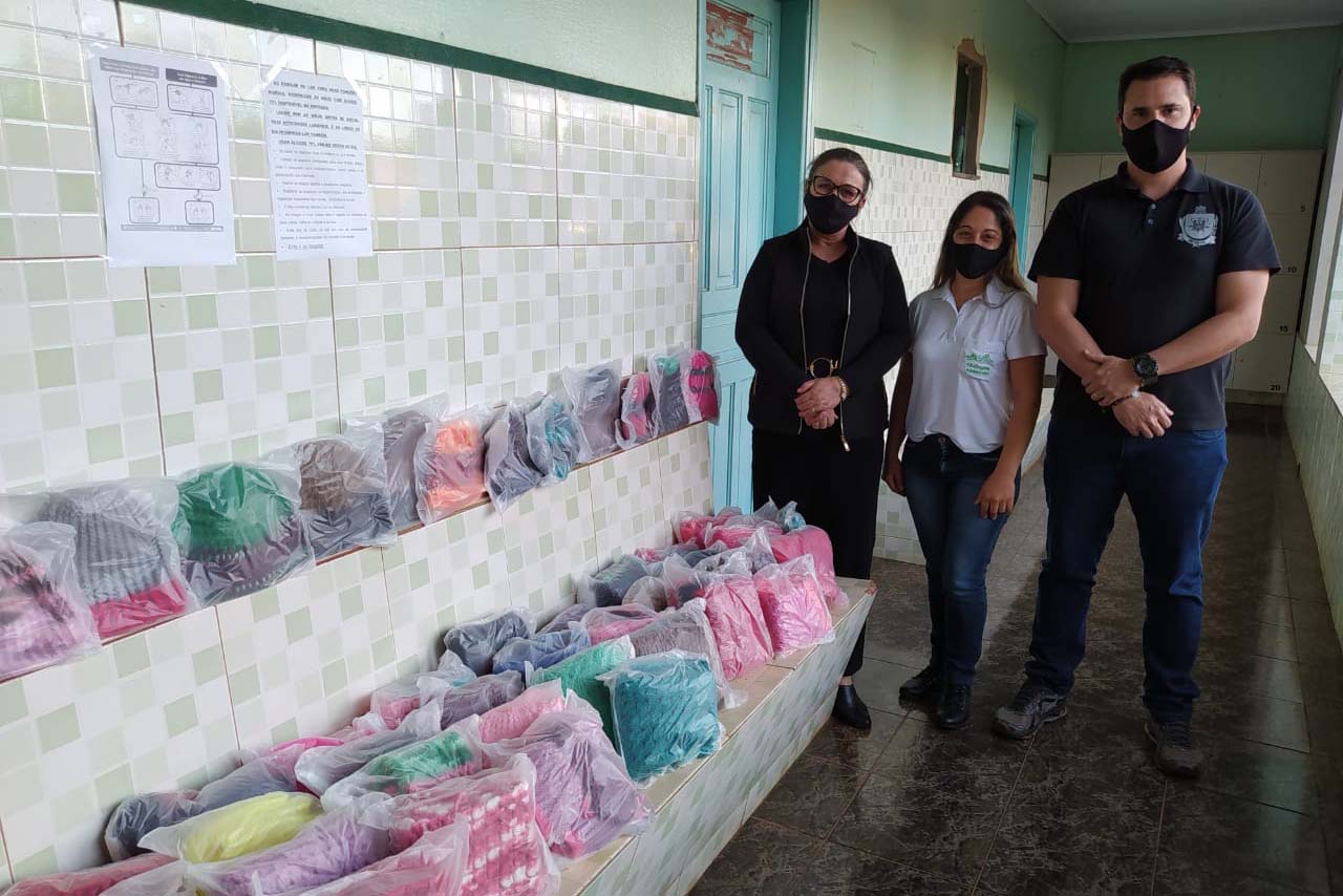 Presos custodiados na Cadeia Pública de Andirá, no Norte Pioneiro, produziram peças em lã que foram doadas ao lar de idosos da cidade. Além de proteger os idosos do frio, o projeto realizado em parceria com o Conselho da Comunidade teve como objetivo envolver os detentos em atividades que trouxessem algum retorno social, além da redução da pena por meio do trabalho. Foto:Depen