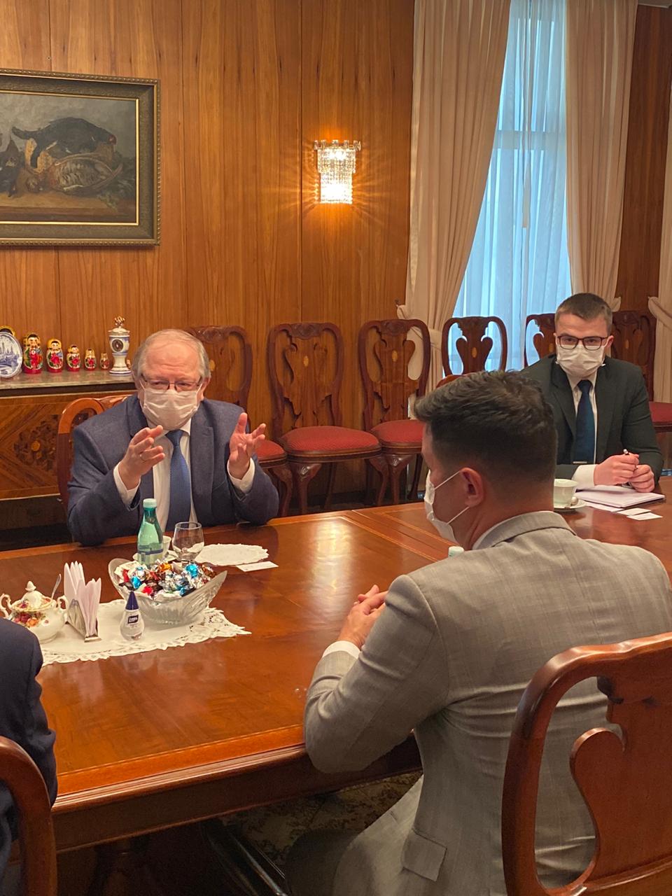 Em Brasília, o chefe da Casa Civil, Guto Silva, e o diretor presidente do Tecpar, Jorge Callado, participaram de reuniões na Anvisa e na Embaixada Russa para agilizar o processo de aprovação dos estudos clínicos da vacina no Brasil. Serão testados 10 mil voluntários, com prioridade para profissionais de saúde. Foto: Casa Civil