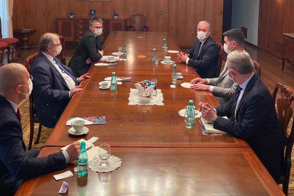 Em Brasília, o chefe da Casa Civil, Guto Silva, e o diretor presidente do Tecpar, Jorge Callado, participaram de reuniões na Anvisa e na Embaixada Russa para agilizar o processo de aprovação dos estudos clínicos da vacina no Brasil. Serão testados 10 mil voluntários, com prioridade para profissionais de saúde. Foto: Casa Civil