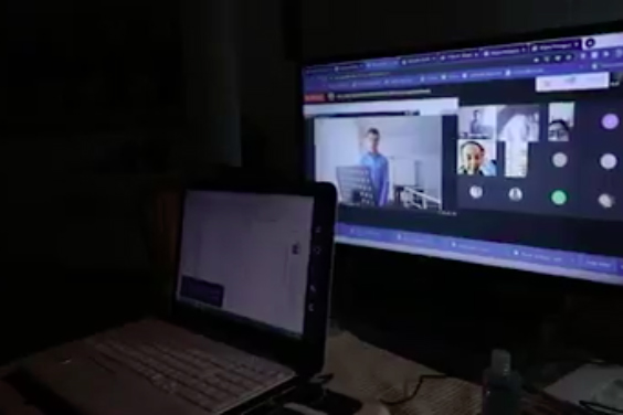 Aluno autista faz apresentações de ópera para colegas de sala através do meeting. Foto: Reprodução/ Facebook