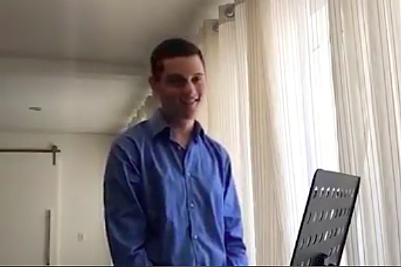 Aluno autista faz apresentações de ópera para colegas de sala através do meeting. Foto: Reprodução/ Facebook