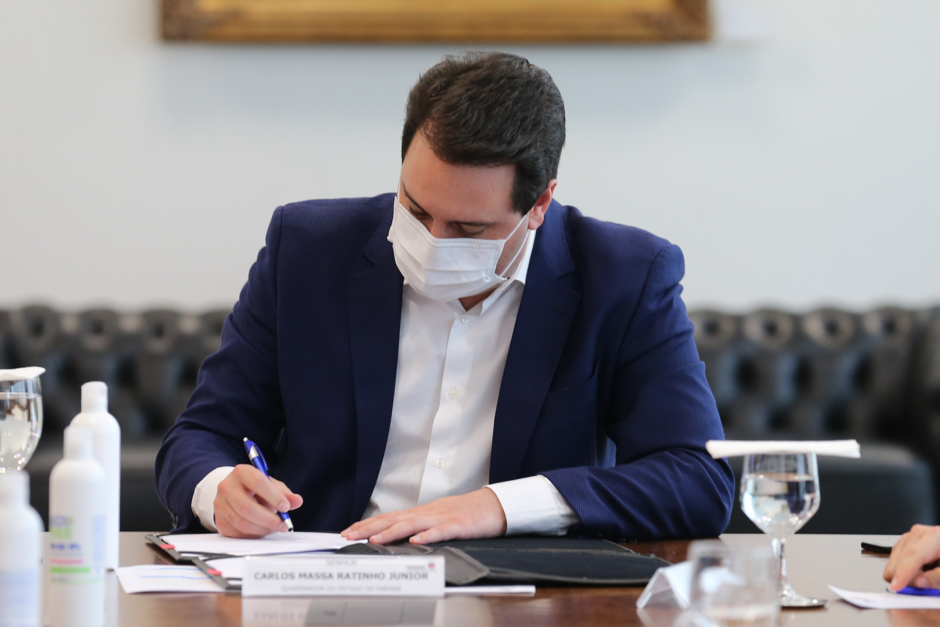 O Governador Carlos Massa Ratinho Junior assina, nesta segunda-feira (21), convenio com a Fundação O Boticário representada pelo CEO do Grupo,  Artur Grynbaum.  Curitiba, 21/09/2020. Foto: Geraldo Bubniak/AEN