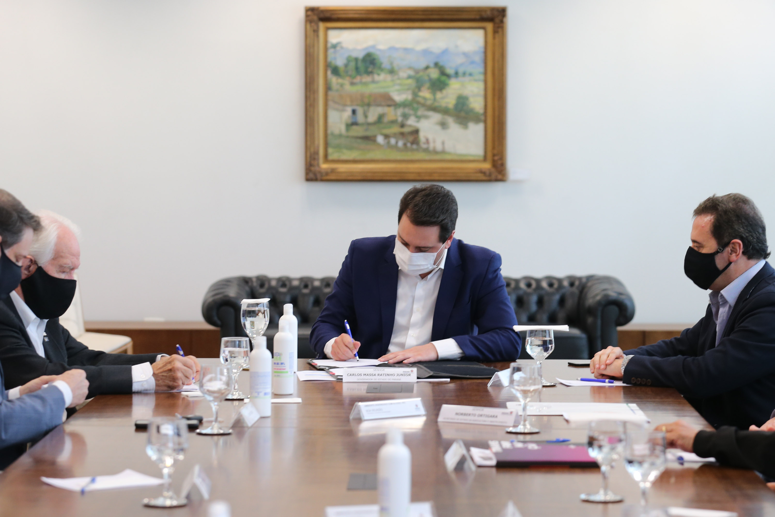 O Governador Carlos Massa Ratinho Junior assina, nesta segunda-feira (21), convenio com a Fundação O Boticário representada pelo CEO do Grupo,  Artur Grynbaum.  Curitiba, 21/09/2020. Foto: Geraldo Bubniak/AEN