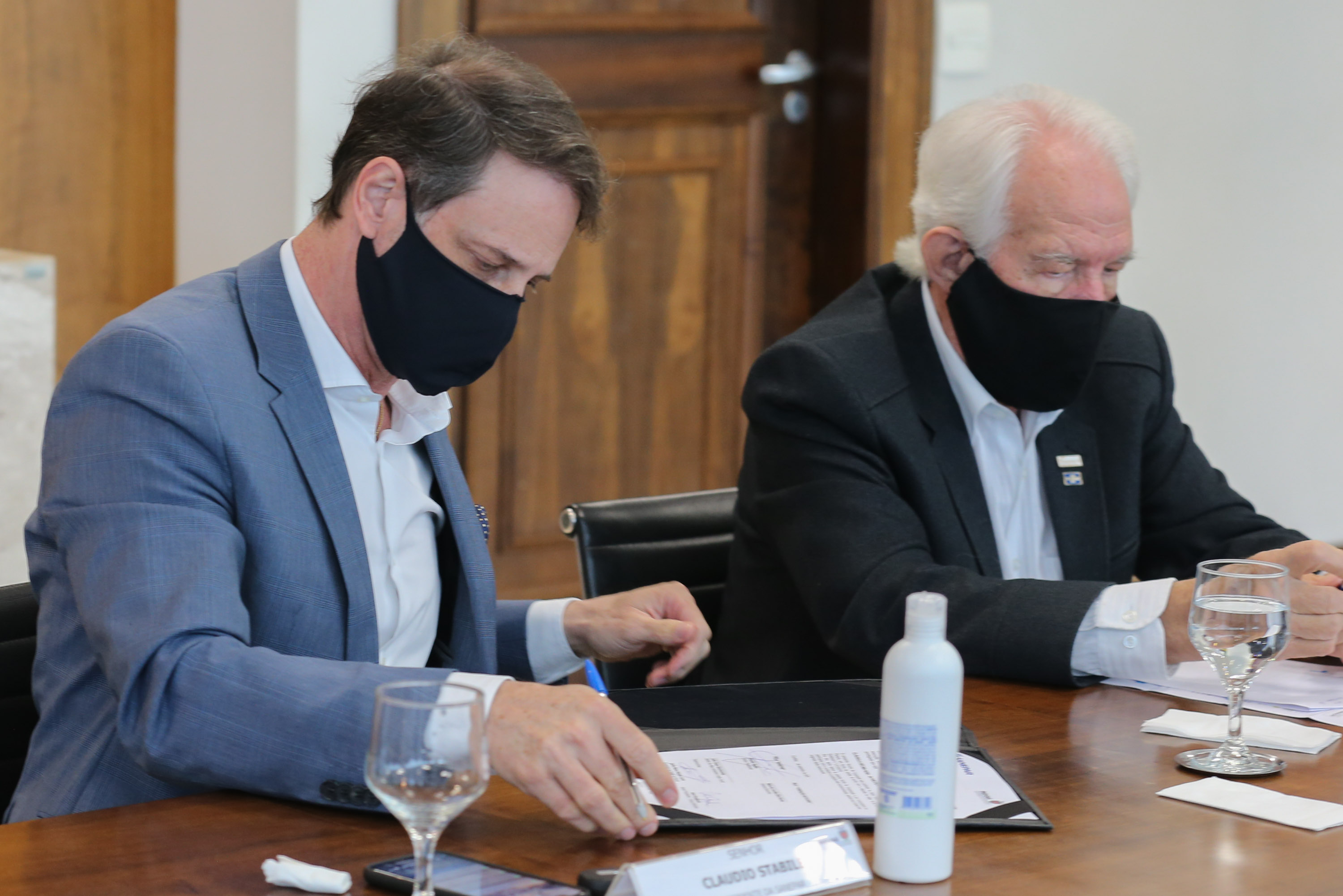 O Governador Carlos Massa Ratinho Junior assina, nesta segunda-feira (21), convenio com a Fundação O Boticário representada pelo CEO do Grupo,  Artur Grynbaum.  Curitiba, 21/09/2020. Foto: Geraldo Bubniak/AEN