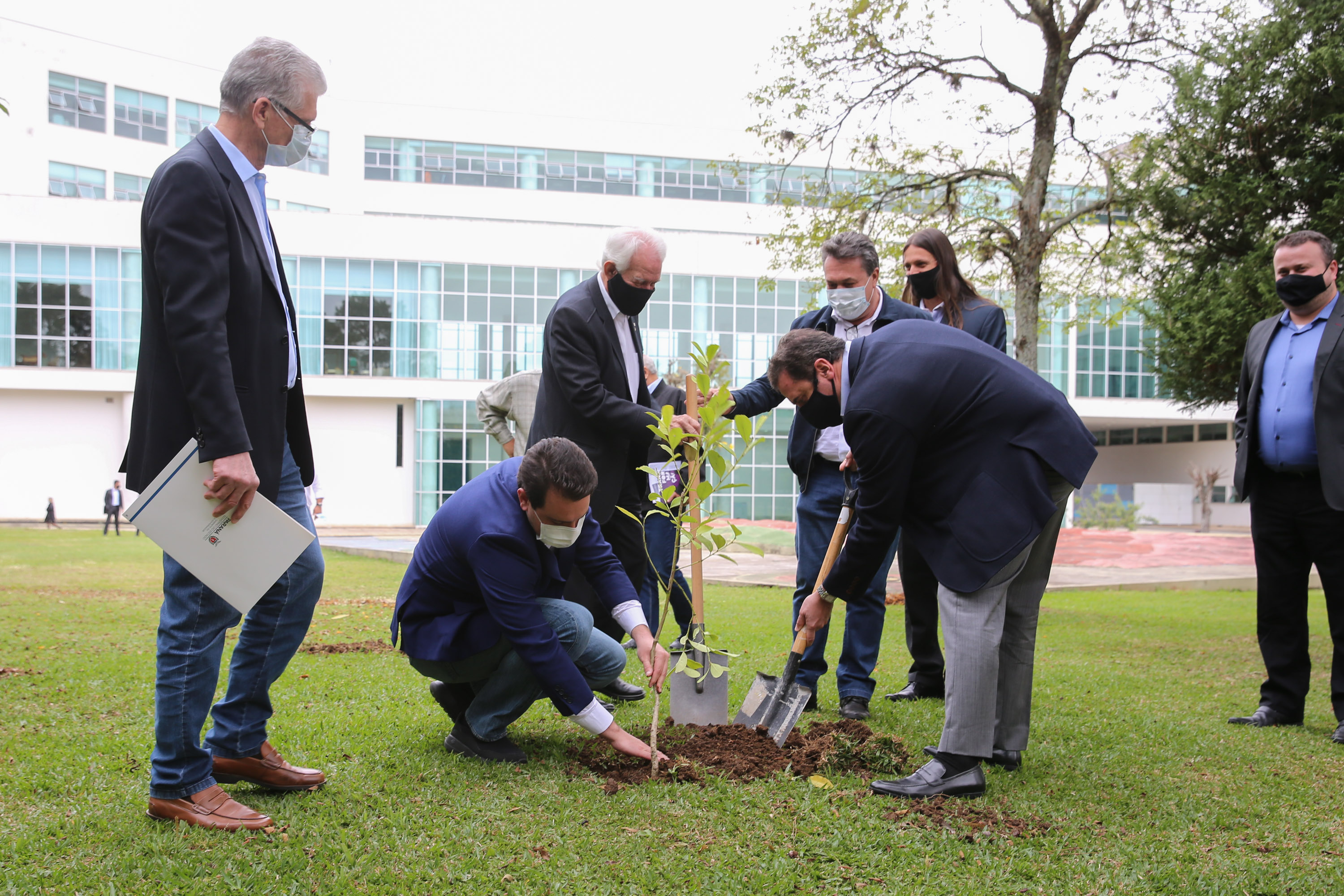 O Governador Carlos Massa Ratinho Junior assina, nesta segunda-feira (21), convenio com a Fundação O Boticário representada pelo CEO do Grupo,  Artur Grynbaum.  Curitiba, 21/09/2020. Foto: Geraldo Bubniak/AEN