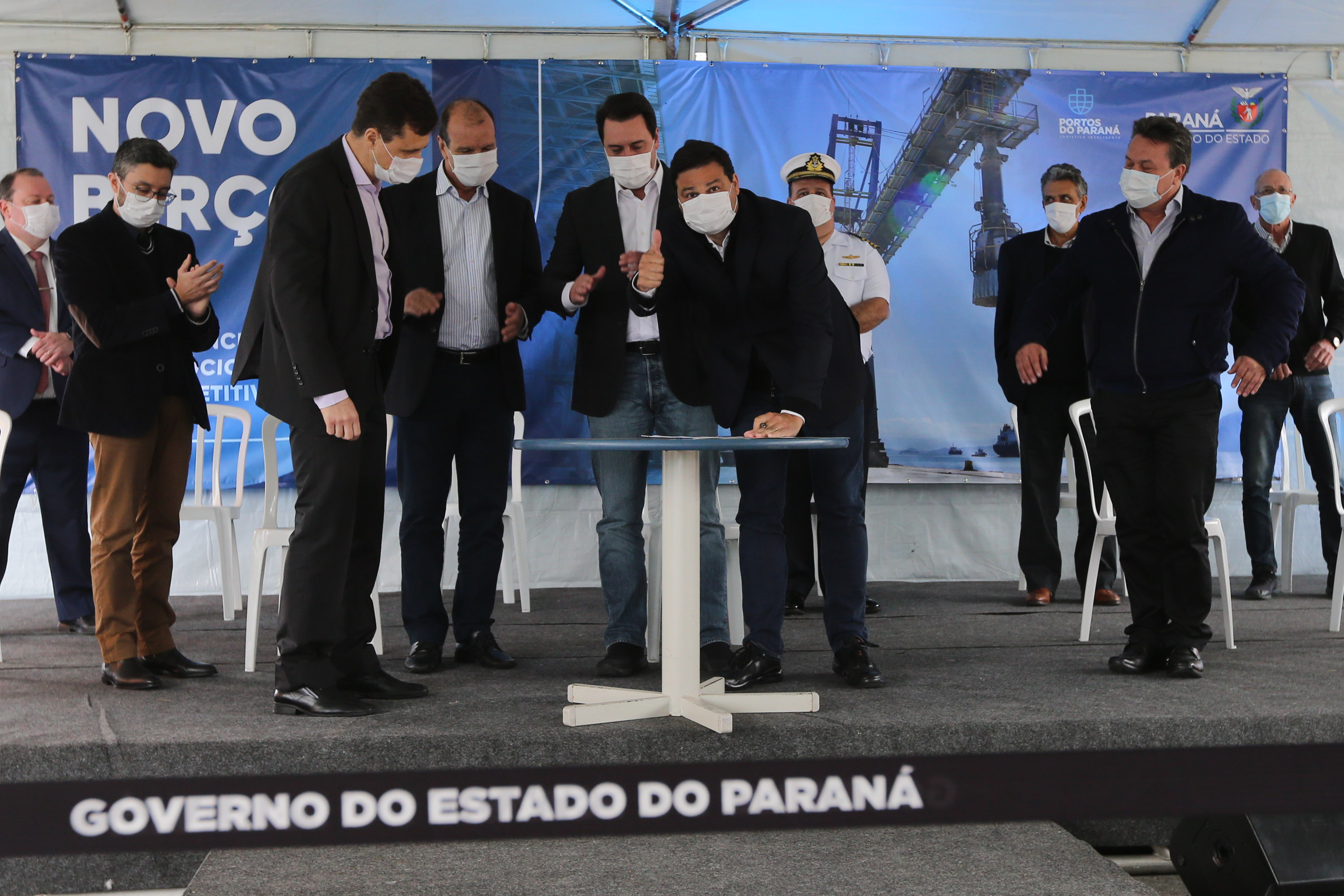 Porto O governador Carlos Massa Ratinho Júnior inaugura nesta terça-feira (22), o novo berço 201, no Porto de Paranaguá. Com investimentos de R$ 201,7 milhões, a ampliação do cais vai aumentar em 140% a capacidade atual de movimentação e autoriza a contratação do projeto para obras de derrocamento submarino do maciço rochoso conhecido como Palanganas. A remoção permitirá o aprofundamento do canal de acesso ao porto em até 14,60 metros. Paranagua, 22/09/2020 - Foto: Geraldo Bubniak/AEN