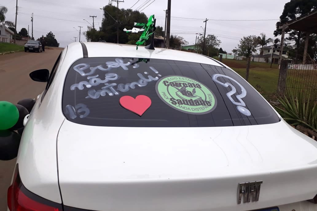Colégios fazem carreata para alcançar estudantes no interior do Paraná.Foto:SEED