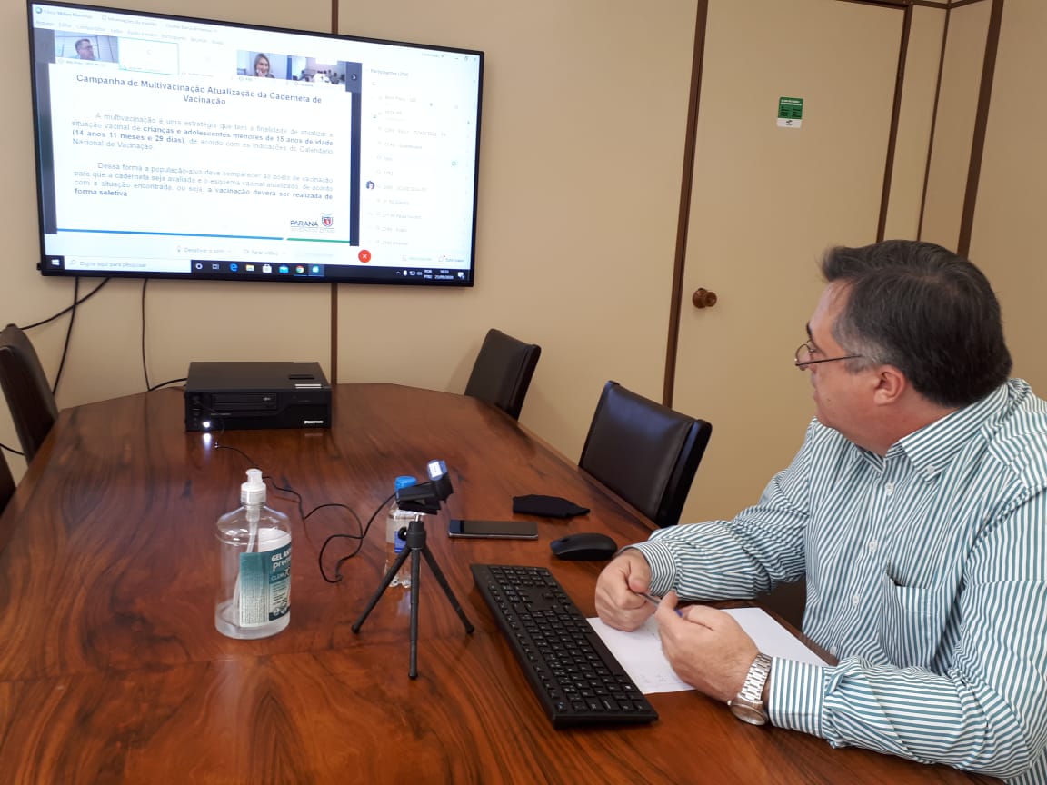 O secretário de Estado da Saúde, Beto Preto, classificou a estratégia de vacinação como um dever de casa. Em videoconferência com diretores das 22 Regionais de Saúde ele ressaltou que é preciso intensificar as ações nos municípios. As doses das vacinas já estão distribuídas em todo o Paraná.Foto:SESA
