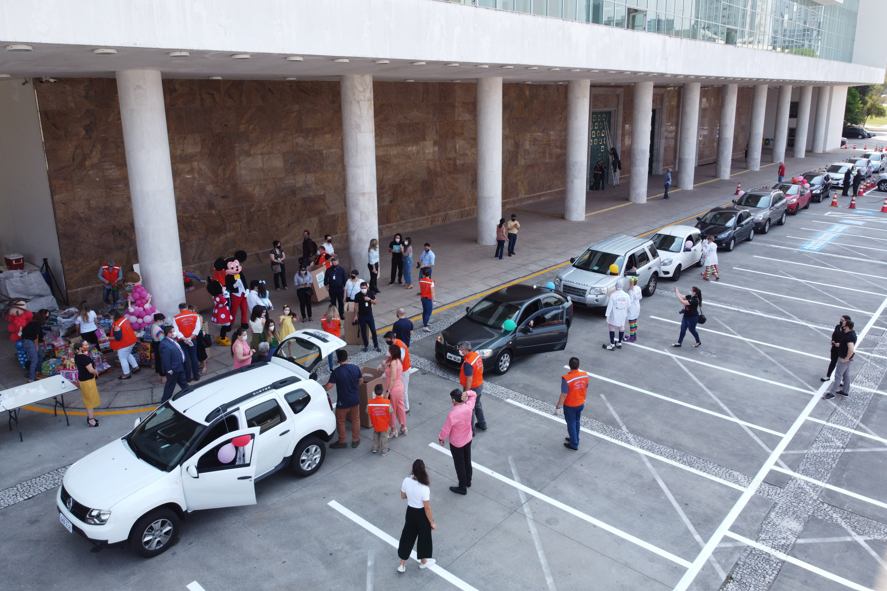 Parana Pia Nesta sexta-feira (02), acontece o último drive thru para entrega de brinquedos da campanha Paraná Piá no estacionamento do Palácio Iguaçu, em Curitiba. A primeira-dama Luciana Saito Massa acompanha a arrecadação.A campanha, promovida pela Superintendência Geral de Ação Solidária (SGAS), do Governo do Estado, arrecada brinquedos novos ou usados, em bom estado, para serem distribuídos em comemoração ao Dia das Crianças, celebrado no dia 12 de outubro. 02/10/2020 - Foto: Geraldo Bubniak/AEN