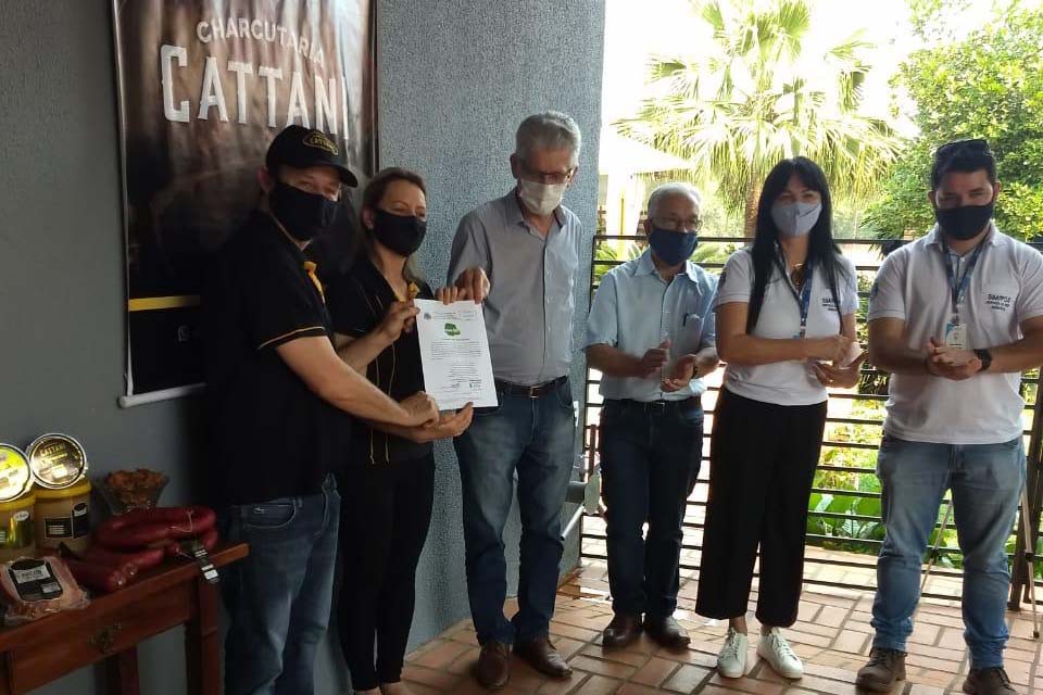 Esse instrumento é um marco na trajetória das pequenas empresas familiares, pois elas poderão expandir seus negócios, ampliar vendas, produzir mais”, afirmou o secretário da Agricultura e do Abastecimento, Norberto Ortigara, ao entregar, nesta sexta-feira (02), o certificado de adesão ao município de Santa Helena, no Oeste do Paraná. Foto:SEAB