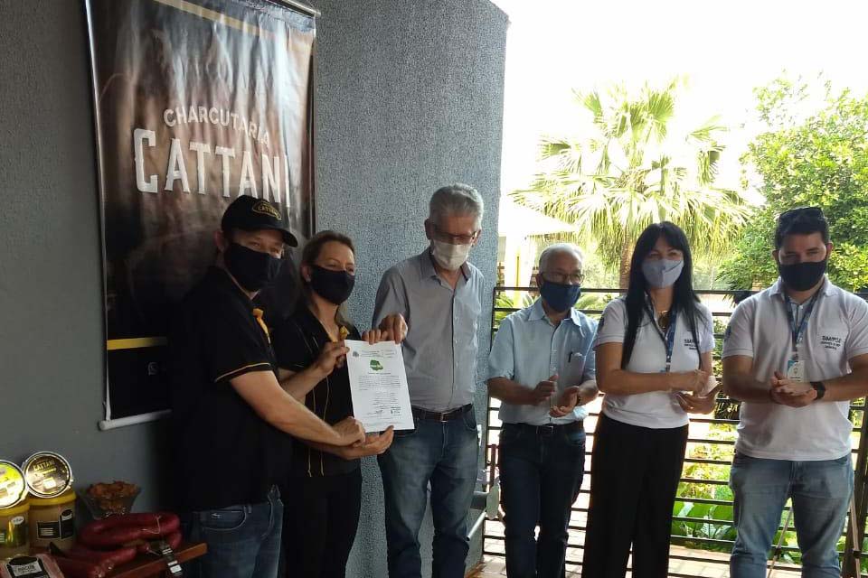 Esse instrumento é um marco na trajetória das pequenas empresas familiares, pois elas poderão expandir seus negócios, ampliar vendas, produzir mais”, afirmou o secretário da Agricultura e do Abastecimento, Norberto Ortigara, ao entregar, nesta sexta-feira (02), o certificado de adesão ao município de Santa Helena, no Oeste do Paraná. Foto:SEAB