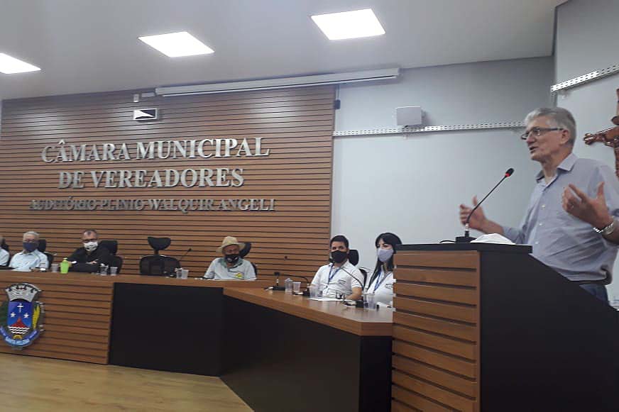 Esse instrumento é um marco na trajetória das pequenas empresas familiares, pois elas poderão expandir seus negócios, ampliar vendas, produzir mais”, afirmou o secretário da Agricultura e do Abastecimento, Norberto Ortigara, ao entregar, nesta sexta-feira (02), o certificado de adesão ao município de Santa Helena, no Oeste do Paraná. Foto:SEAB