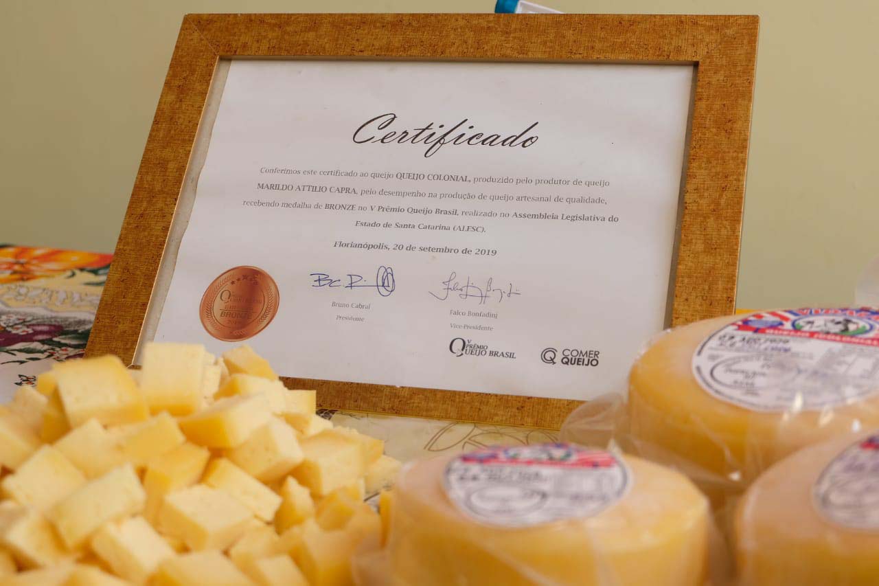 Esse instrumento é um marco na trajetória das pequenas empresas familiares, pois elas poderão expandir seus negócios, ampliar vendas, produzir mais”, afirmou o secretário da Agricultura e do Abastecimento, Norberto Ortigara, ao entregar, nesta sexta-feira (02), o certificado de adesão ao município de Santa Helena, no Oeste do Paraná. Foto:SEAB