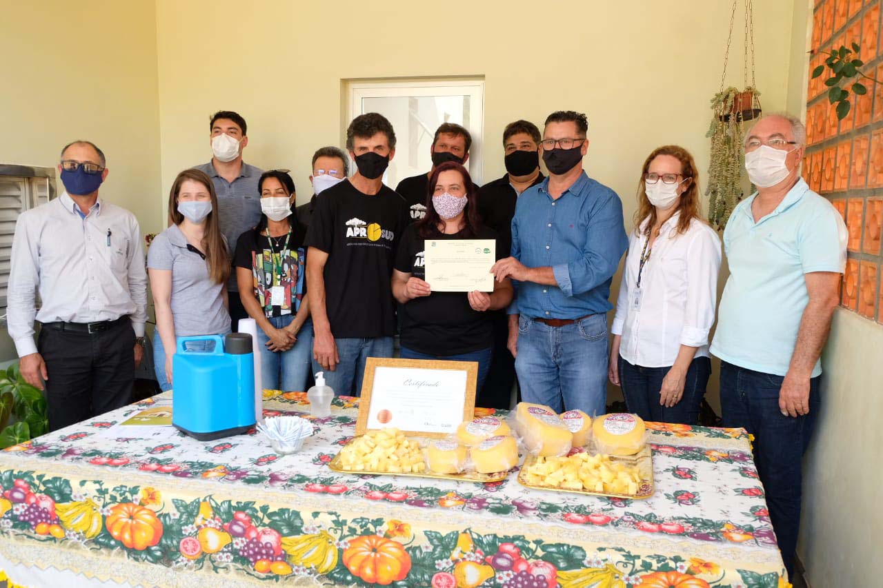 Esse instrumento é um marco na trajetória das pequenas empresas familiares, pois elas poderão expandir seus negócios, ampliar vendas, produzir mais”, afirmou o secretário da Agricultura e do Abastecimento, Norberto Ortigara, ao entregar, nesta sexta-feira (02), o certificado de adesão ao município de Santa Helena, no Oeste do Paraná. Foto:SEAB