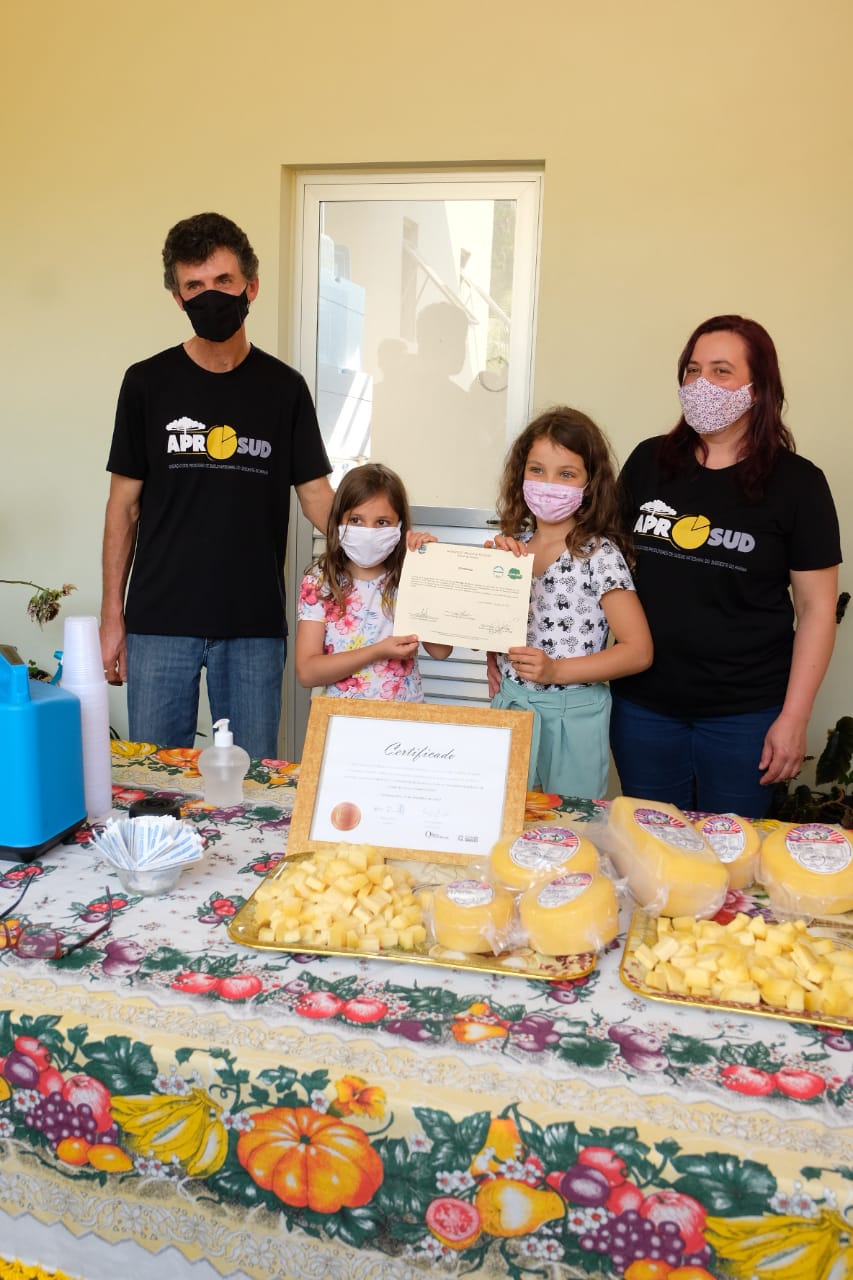 Esse instrumento é um marco na trajetória das pequenas empresas familiares, pois elas poderão expandir seus negócios, ampliar vendas, produzir mais”, afirmou o secretário da Agricultura e do Abastecimento, Norberto Ortigara, ao entregar, nesta sexta-feira (02), o certificado de adesão ao município de Santa Helena, no Oeste do Paraná. Foto:SEAB