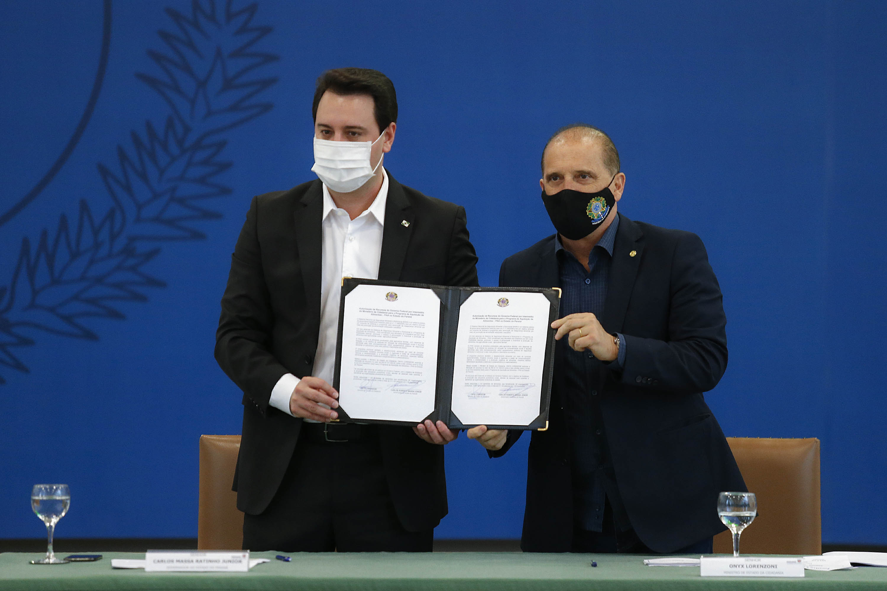 Curitiba-09-10-2020 - O governador Carlos Massa Ratinho Junior e o ministro da Cidadania, Onyx Lorenzoni, anunciam nesta sexta-feira mais um milhão e 800 mil reais para o Programa de Aquisição de Alimentos. A ação beneficia milhares de agricultores familiares locais e pessoas que se encontram em situação de vulnerabilidade social. Dos 399 municípios do Estado, 118 executam o PAA - Foto : Jonathan Campos / AEN