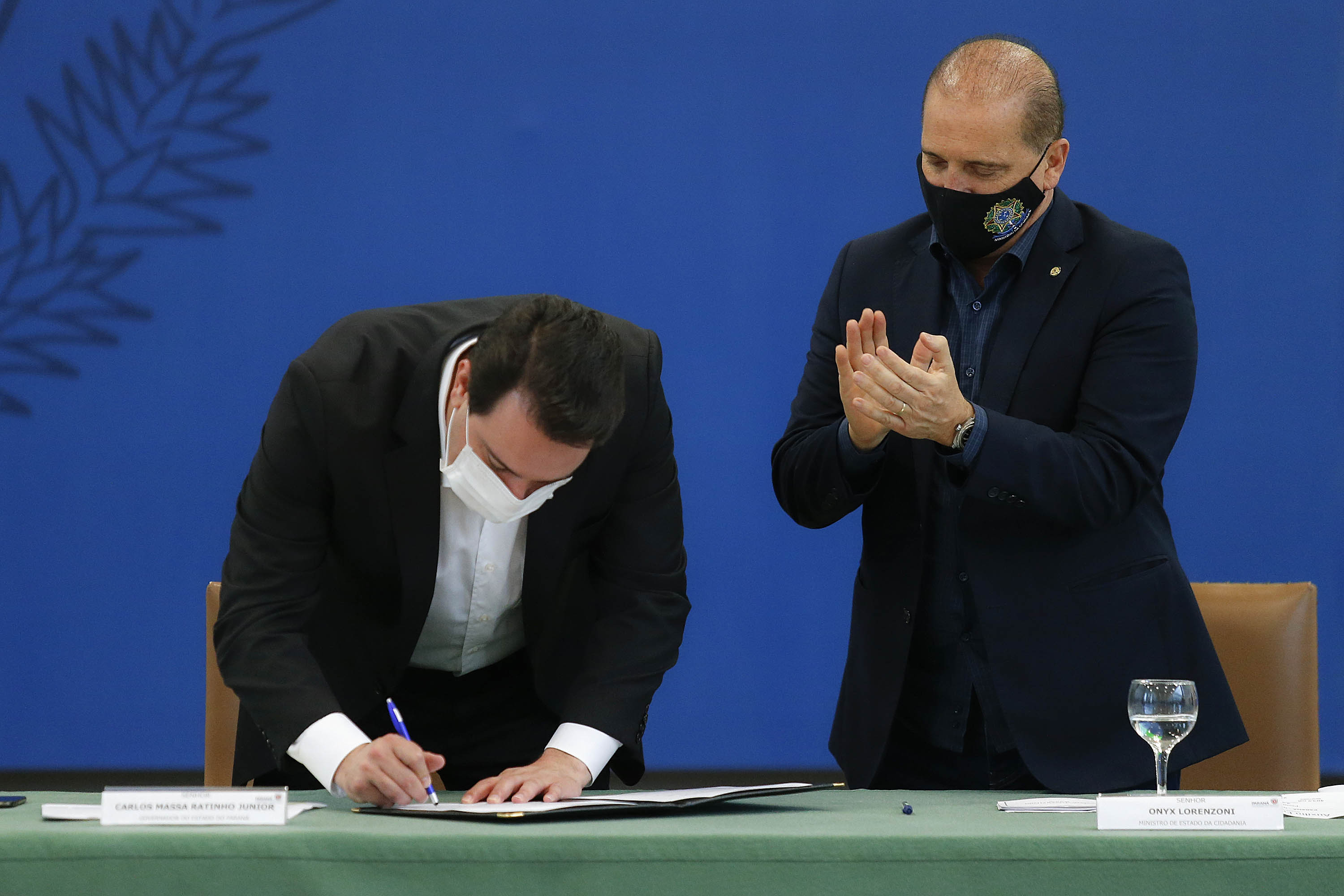 Curitiba-09-10-2020 - O governador Carlos Massa Ratinho Junior e o ministro da Cidadania, Onyx Lorenzoni, anunciam nesta sexta-feira mais um milhão e 800 mil reais para o Programa de Aquisição de Alimentos. A ação beneficia milhares de agricultores familiares locais e pessoas que se encontram em situação de vulnerabilidade social. Dos 399 municípios do Estado, 118 executam o PAA - Foto : Jonathan Campos / AEN