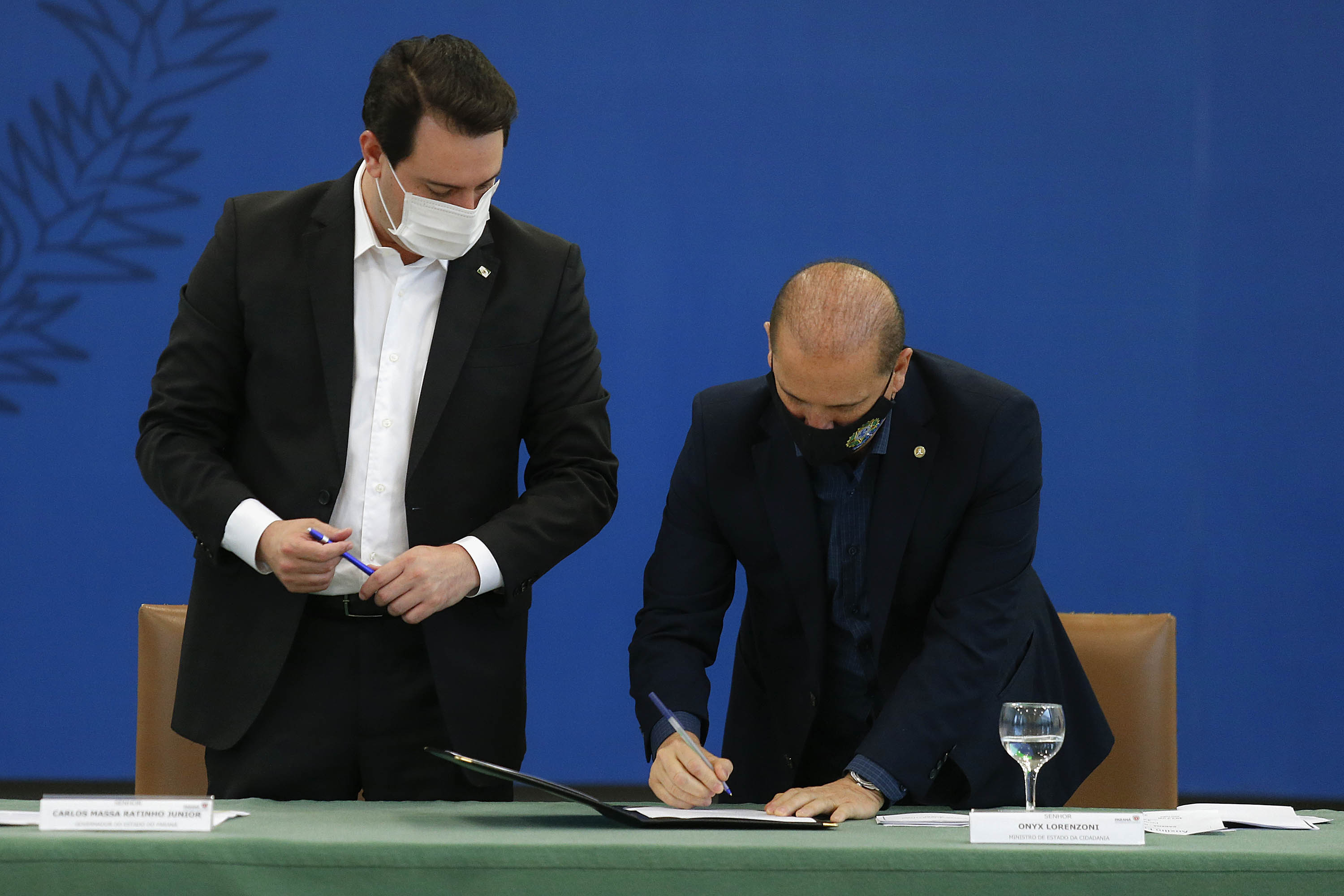 Curitiba-09-10-2020 - O governador Carlos Massa Ratinho Junior e o ministro da Cidadania, Onyx Lorenzoni, anunciam nesta sexta-feira mais um milhão e 800 mil reais para o Programa de Aquisição de Alimentos. A ação beneficia milhares de agricultores familiares locais e pessoas que se encontram em situação de vulnerabilidade social. Dos 399 municípios do Estado, 118 executam o PAA - Foto : Jonathan Campos / AEN