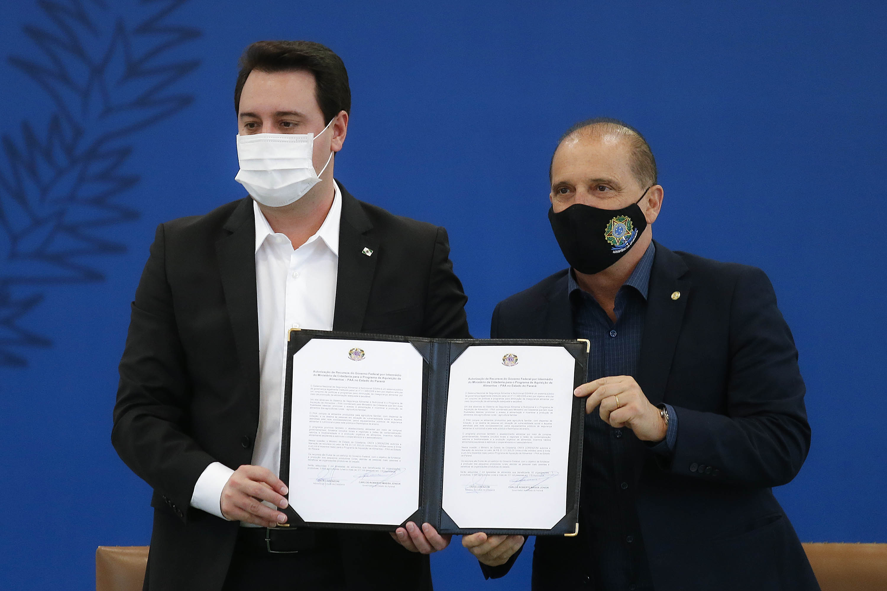 Curitiba-09-10-2020 - O governador Carlos Massa Ratinho Junior e o ministro da Cidadania, Onyx Lorenzoni, anunciam nesta sexta-feira mais um milhão e 800 mil reais para o Programa de Aquisição de Alimentos. A ação beneficia milhares de agricultores familiares locais e pessoas que se encontram em situação de vulnerabilidade social. Dos 399 municípios do Estado, 118 executam o PAA - Foto : Jonathan Campos / AEN