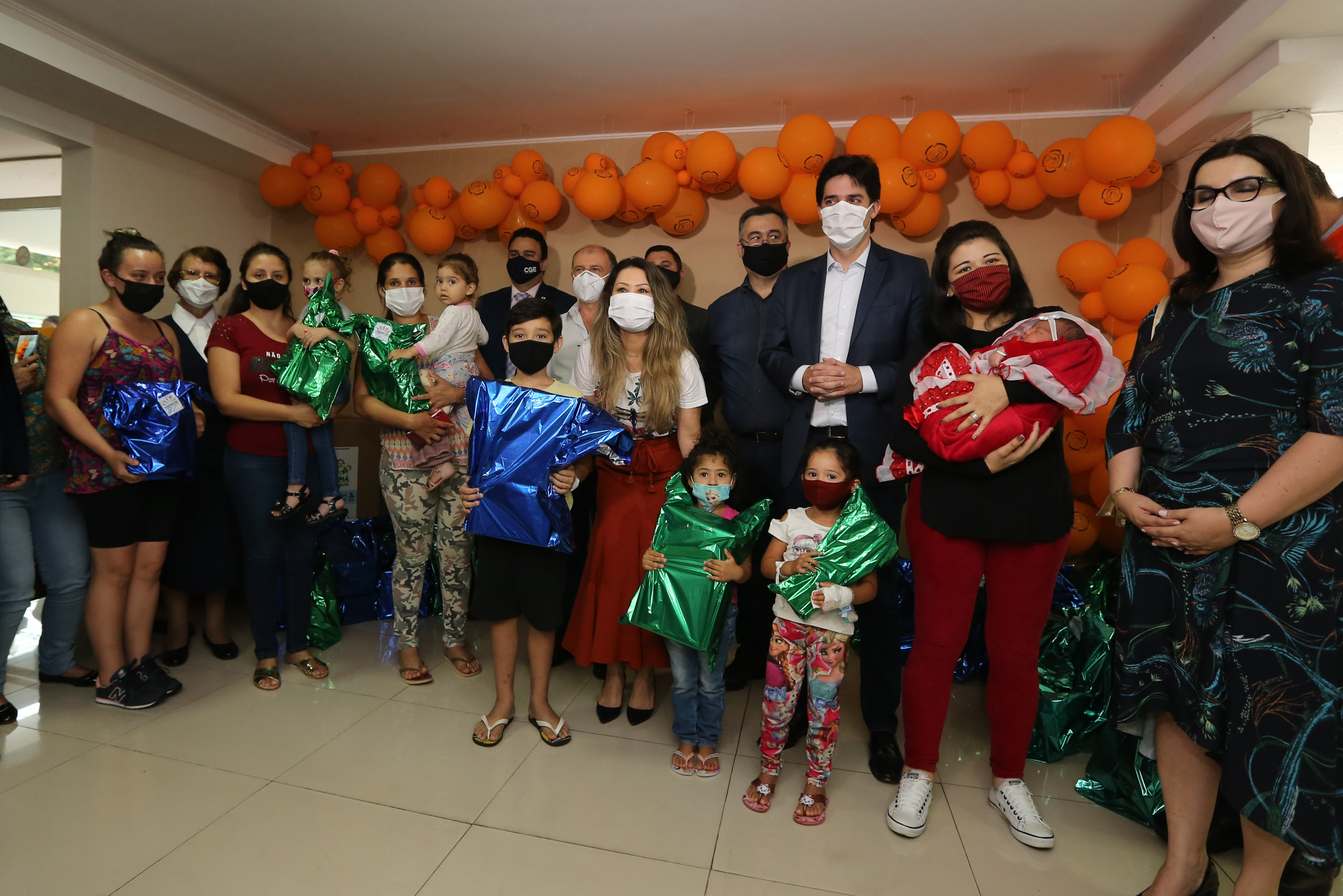 Parana Pia Encerramento da Campanha Paraná Piá, idealizada pela Primeira Dama do Estado, a Srª Luciana Saito Massa juntamente com a Superintendência Geral de Ação Solidária, no Hospital da Providencia em Apucarana, nesta quinta-feira(15).O objetivo da Campanha foi arrecadar brinquedos que foram entregues em comemoração ao dia das crianças. 15/10/2020 - Foto: Geraldo Bubniak/AEN