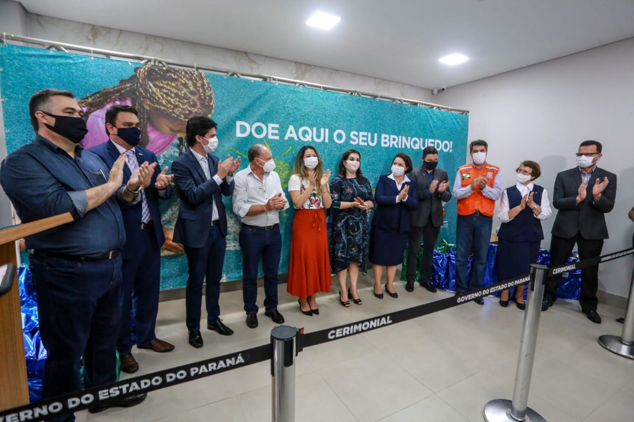 A campanha Paraná Piá terminou nesta quinta-feira (15) com uma entrega simbólica de 250 brinquedos para crianças internadas no Hospital da Providência em Apucarana, no Vale do Ivaí. A iniciativa, liderada pela primeira-dama Luciana Saito Massa, e pela Superintendência Geral de Ação Solidária (SGAS), do Governo do Estado, arrecadou mais de 15 mil brinquedos novos ou usados para celebrar o Dia das Crianças. Foto: Valdelino Pontes