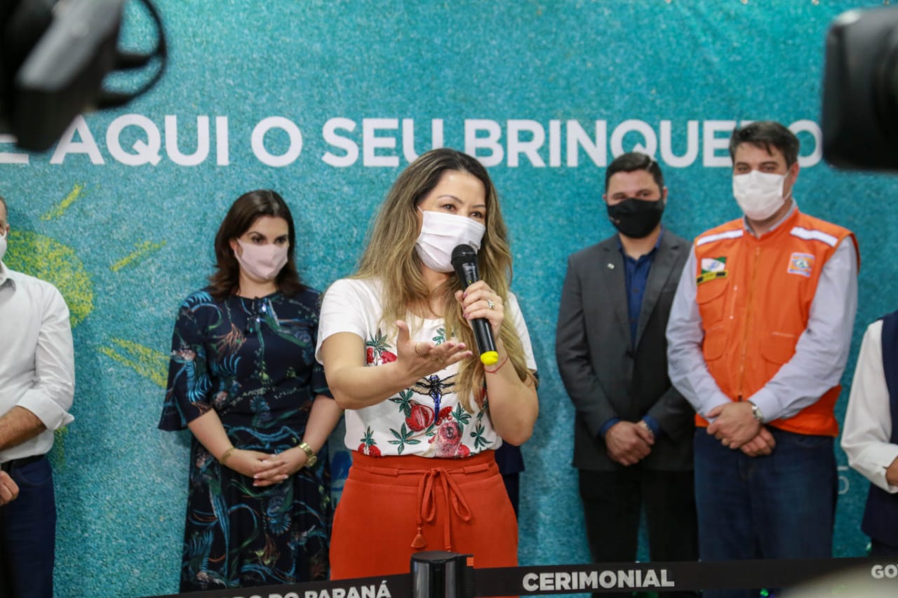 A campanha Paraná Piá terminou nesta quinta-feira (15) com uma entrega simbólica de 250 brinquedos para crianças internadas no Hospital da Providência em Apucarana, no Vale do Ivaí. A iniciativa, liderada pela primeira-dama Luciana Saito Massa, e pela Superintendência Geral de Ação Solidária (SGAS), do Governo do Estado, arrecadou mais de 15 mil brinquedos novos ou usados para celebrar o Dia das Crianças. Foto: Valdelino Pontes