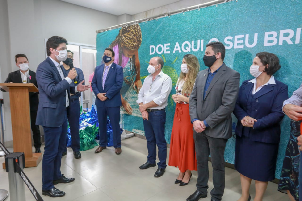 A campanha Paraná Piá terminou nesta quinta-feira (15) com uma entrega simbólica de 250 brinquedos para crianças internadas no Hospital da Providência em Apucarana, no Vale do Ivaí. A iniciativa, liderada pela primeira-dama Luciana Saito Massa, e pela Superintendência Geral de Ação Solidária (SGAS), do Governo do Estado, arrecadou mais de 15 mil brinquedos novos ou usados para celebrar o Dia das Crianças. Foto: Valdelino Pontes