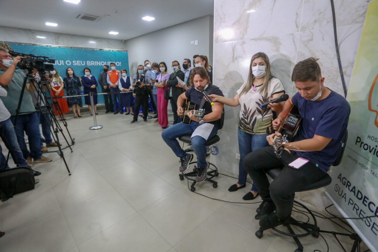 A campanha Paraná Piá terminou nesta quinta-feira (15) com uma entrega simbólica de 250 brinquedos para crianças internadas no Hospital da Providência em Apucarana, no Vale do Ivaí. A iniciativa, liderada pela primeira-dama Luciana Saito Massa, e pela Superintendência Geral de Ação Solidária (SGAS), do Governo do Estado, arrecadou mais de 15 mil brinquedos novos ou usados para celebrar o Dia das Crianças. Foto: Valdelino Pontes