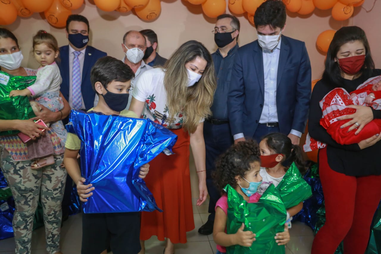 A campanha Paraná Piá terminou nesta quinta-feira (15) com uma entrega simbólica de 250 brinquedos para crianças internadas no Hospital da Providência em Apucarana, no Vale do Ivaí. A iniciativa, liderada pela primeira-dama Luciana Saito Massa, e pela Superintendência Geral de Ação Solidária (SGAS), do Governo do Estado, arrecadou mais de 15 mil brinquedos novos ou usados para celebrar o Dia das Crianças. Foto: Valdelino Pontes