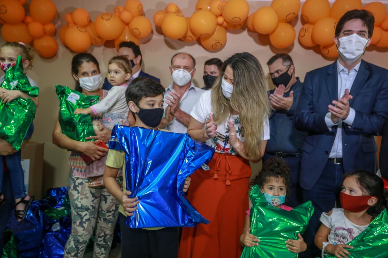A campanha Paraná Piá terminou nesta quinta-feira (15) com uma entrega simbólica de 250 brinquedos para crianças internadas no Hospital da Providência em Apucarana, no Vale do Ivaí. A iniciativa, liderada pela primeira-dama Luciana Saito Massa, e pela Superintendência Geral de Ação Solidária (SGAS), do Governo do Estado, arrecadou mais de 15 mil brinquedos novos ou usados para celebrar o Dia das Crianças. Foto: Valdelino Pontes