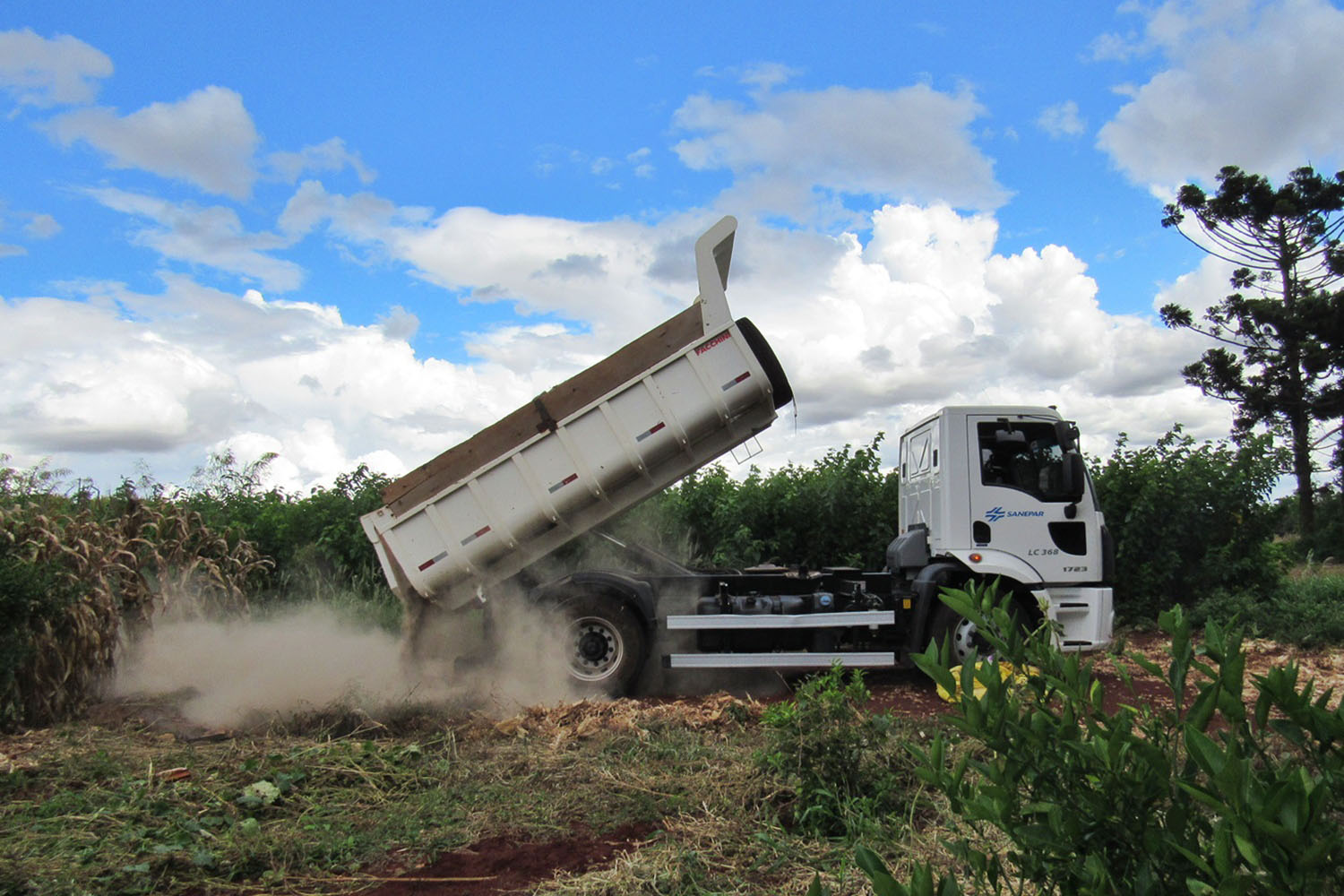 Aplicação de lodo na agricultura. Foto: Sanepar