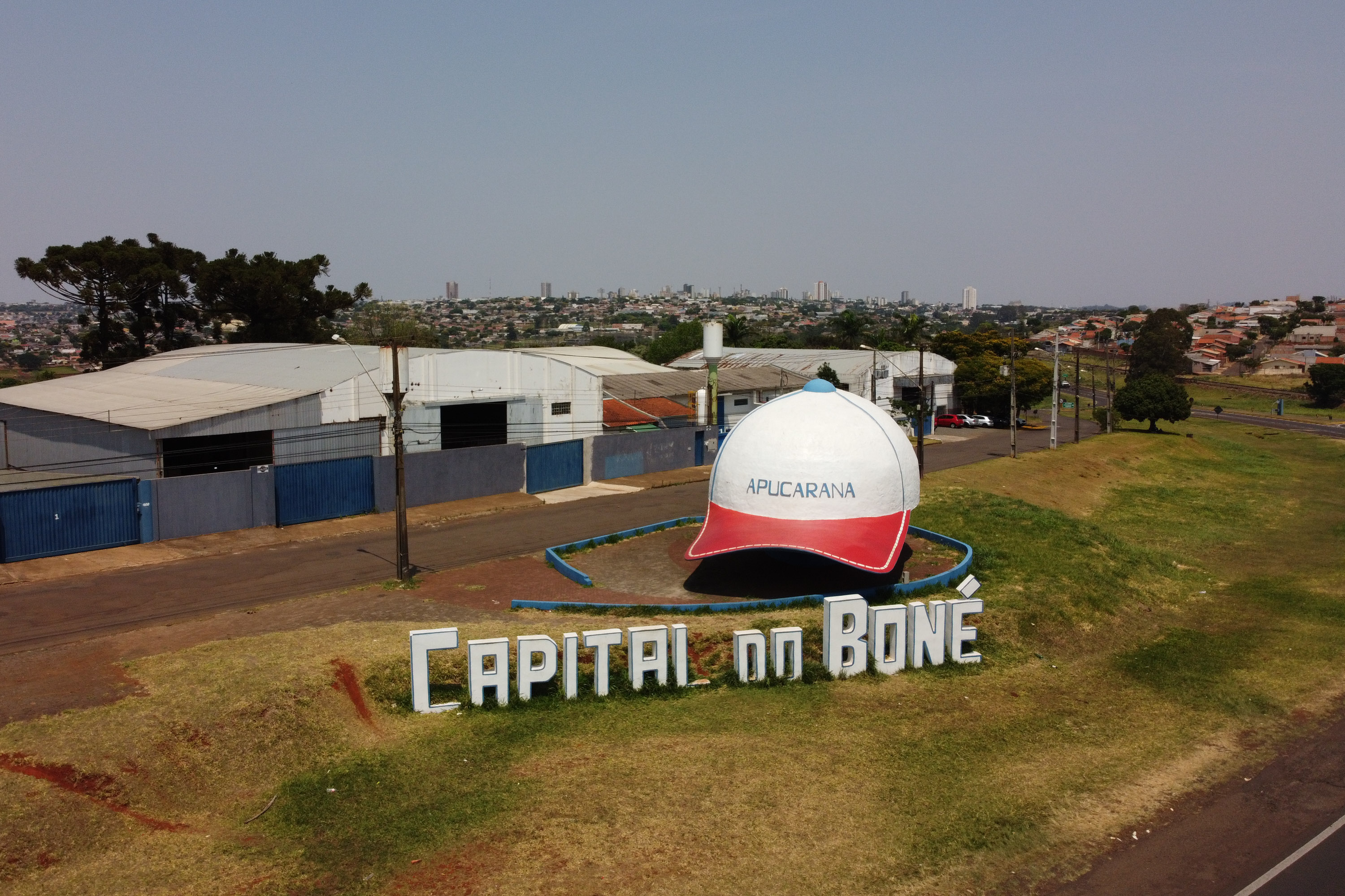 FEITO NO PARANA - Apucarana Capital do Bone.Conhecida e reconhecida como a capital nacional do boné, a cidade de Apucarana fica no norte do Paraná  concentra de 70% a 80% de toda a produção de bonés no Brasil. A produção de bonés é responsável pela grande parte da geração de empregos diretos e indiretos neste polo.05/10/2020 - Foto: Geraldo Bubniak/AEN